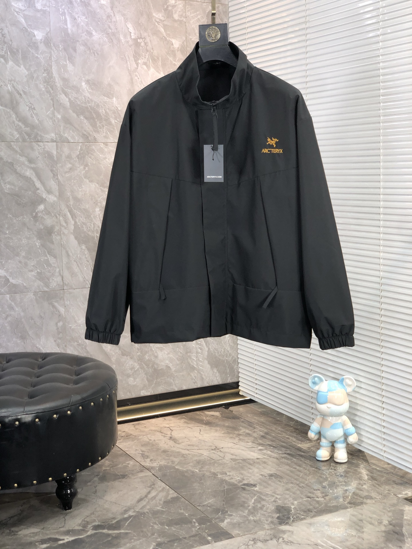 NO:141189,.Archaew Bird. 25 early spring new product is available for sale, casual and daily wear!  The upper body modifies the body, perfectly combines fashion aesthetics with the concept of new urban business and leisure, and the Italian minimalist, capable and outdoor functional styles are the ultimate interpretation, both solemn and harmonious, creating a unique styling item. The overall outline tends to be simple, and the 88 is quite individual and elegant in detail, enriching the overall vision. The wardrobe business and leisure is excellent and has a high attendance rate!  It is hard to find!  Count s-3XL m wear 175/130,arc'teryx,jackets & coats,jackets & coats,alexander wang19860909.始祖鸟.25早春新品发售夹克外套,休闲日常穿搭！上身修饰身形、将时装美学和新都市商务休闲概念完美融合,通体将意式的极简、干练和户外功能性风格极致诠释,亦庄亦谐,塑造出别具一格的造型单品,整体轮廓趋于简约风格,88颇为个性且雅痞的细节处理,丰富了整体视觉.衣橱商务休闲绝佳的高出勤率！可遇而不可求！码数s-3XL m穿175/130,arc'teryx,jackets & coats,jackets & coats,alexander wang,Men's clothing