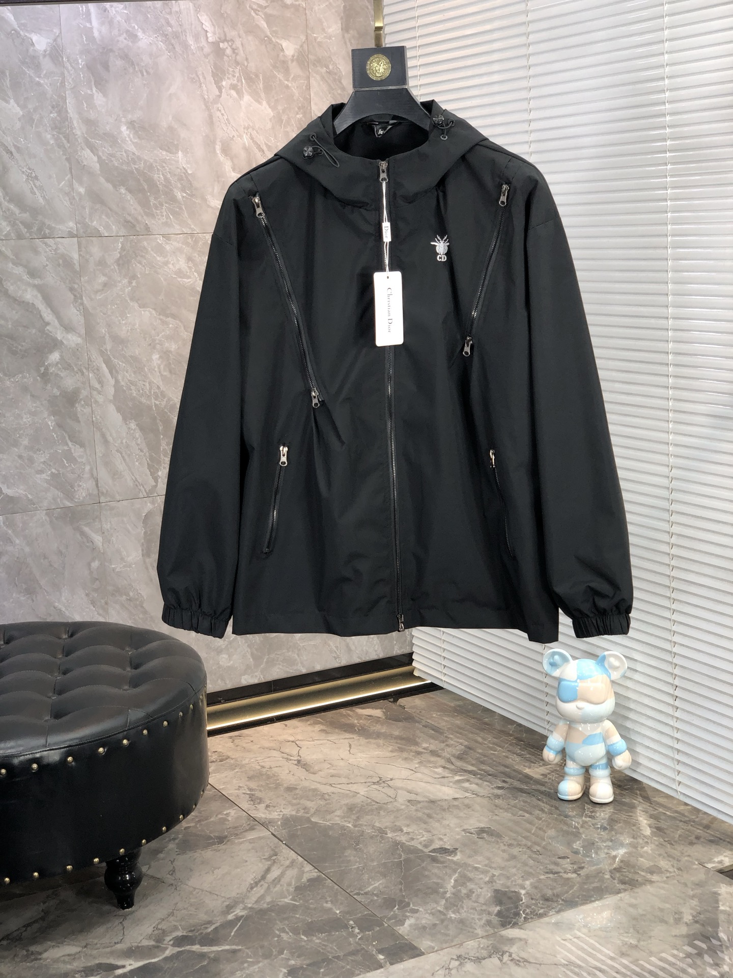 NO:141193,.Dior.25 early spring new product is available for sale, casual and daily wear!  The upper body modifies the body, perfectly combines fashion aesthetics with the concept of new urban business and leisure, and the Italian minimalist, capable and outdoor functional styles are the ultimate interpretation, both solemn and harmonious, creating a unique styling item. The overall outline tends to be simple, and the 88 is quite individual and elegant in detail, enriching the overall vision. The wardrobe business and leisure is excellent and has a high attendance rate!  It is hard to find!  Count s-3XL m wear 175/130,,dior,jackets & coats,jackets & coats,alexander wang19860909.Dior.25早春新品发售夹克外套,休闲日常穿搭！上身修饰身形、将时装美学和新都市商务休闲概念完美融合,通体将意式的极简、干练和户外功能性风格极致诠释,亦庄亦谐,塑造出别具一格的造型单品,整体轮廓趋于简约风格,88颇为个性且雅痞的细节处理,丰富了整体视觉.衣橱商务休闲绝佳的高出勤率！可遇而不可求！码数s-3XL m穿175/130,,dior,jackets & coats,jackets & coats,alexander wang,Men's clothing