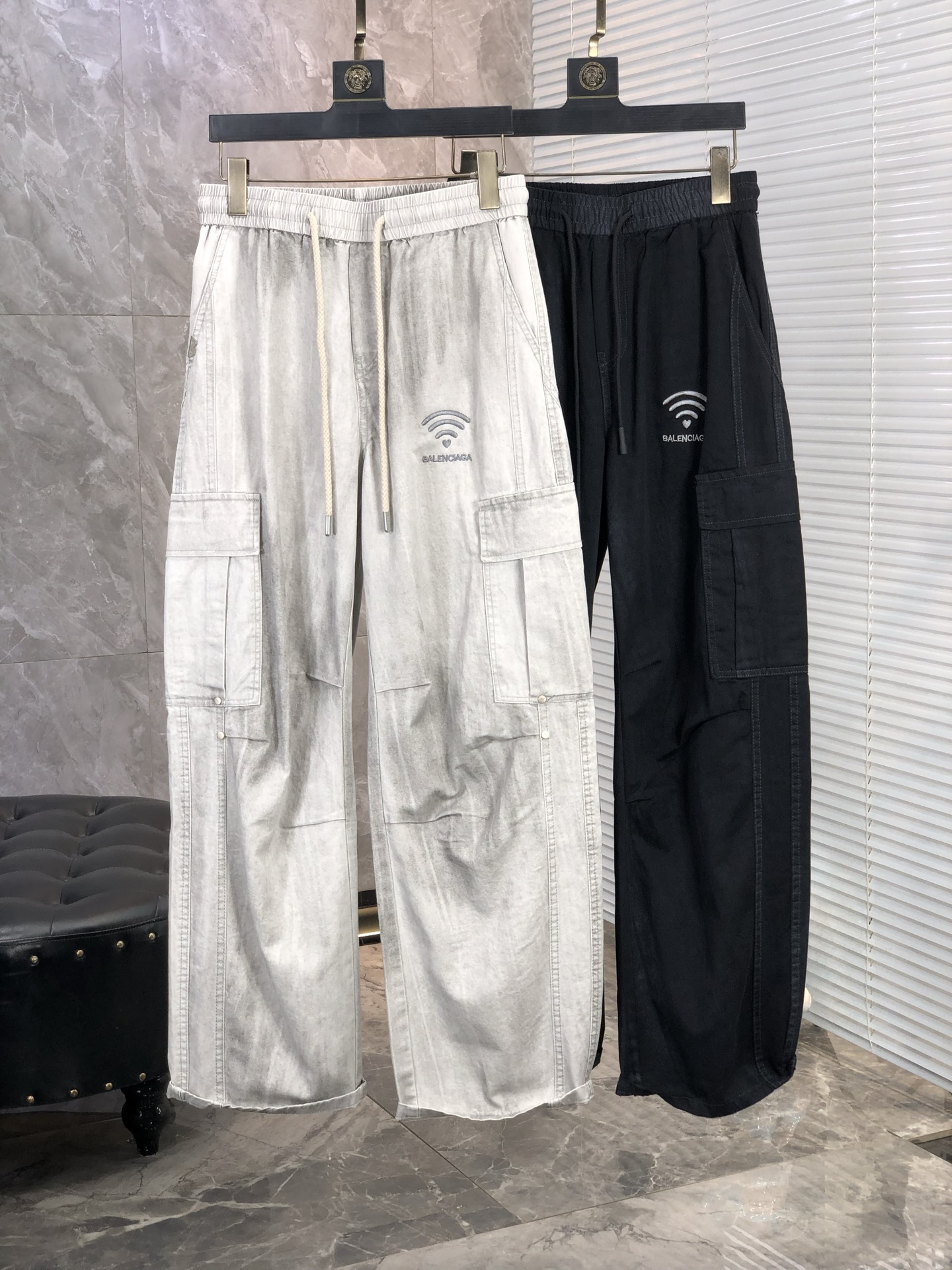 NO:141172,.Balenciaga.ss25 spring and summer new men's elastic jeans with good elasticity fabric. Exclusively available. Official website synchronization, fashionable and elegant, using primary color yeast washing process, H selected imported heavy tannin denim fabric, equipped with counter hardware decoration m genuine leather leather brand, exquisite car line, worth owning. Number M-3xL.M wear 29.30,,balenciaga,jeans,alexander wang19860909.巴黎世家.ss25春夏新款男士松紧带牛仔裤 面料弹性好.独家发售 官网同步 时尚优雅 采用原色酵母水洗工艺 H精选进口重磅丹宁牛仔面料 配专柜五金装饰 m真皮皮牌 精致车线 值得拥有.码数M-3xL .M穿29.30,,balenciaga,jeans,alexander wang,Men's clothing