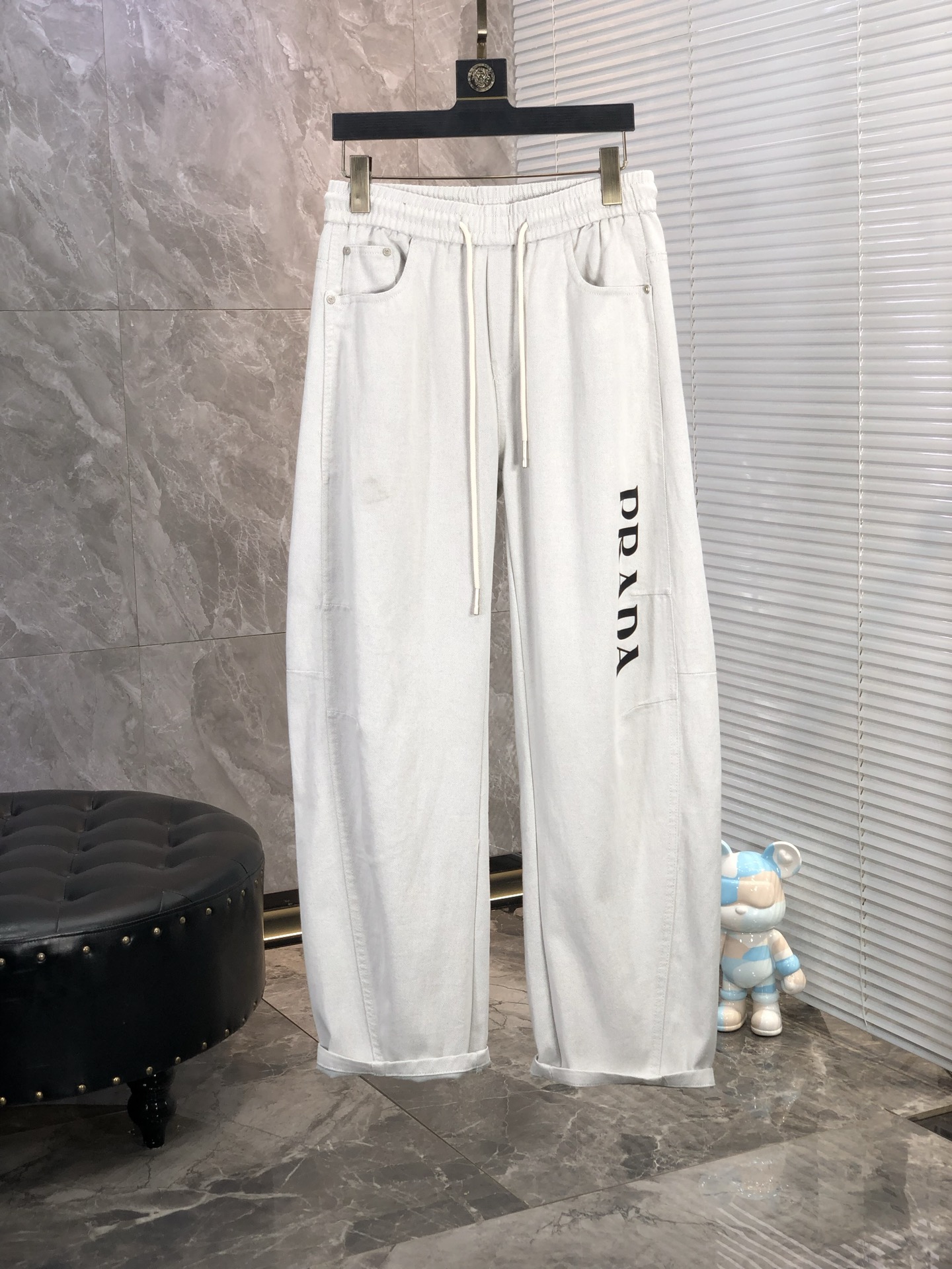 NO:141178,.Prada.ss25 spring and summer new men's elastic jeans, the fabric is elastic. Exclusively available. Official website synchronization, fashionable and elegant, using primary color yeast washing technology, H select imported heavy tannin denim fabric, equipped with counter hardware decoration m genuine leather leather brand, exquisite car line, worth owning. Number M-3xL .M wear 29.30,,prada,jeans,alexander wang19860909.普拉达.ss25春夏新款男士松紧带牛仔裤 面料弹性好.独家发售 官网同步 时尚优雅 采用原色酵母水洗工艺 H精选进口重磅丹宁牛仔面料 配专柜五金装饰 m真皮皮牌 精致车线 值得拥有.码数M-3xL .M穿29.30,,prada,jeans,alexander wang,Men's clothing