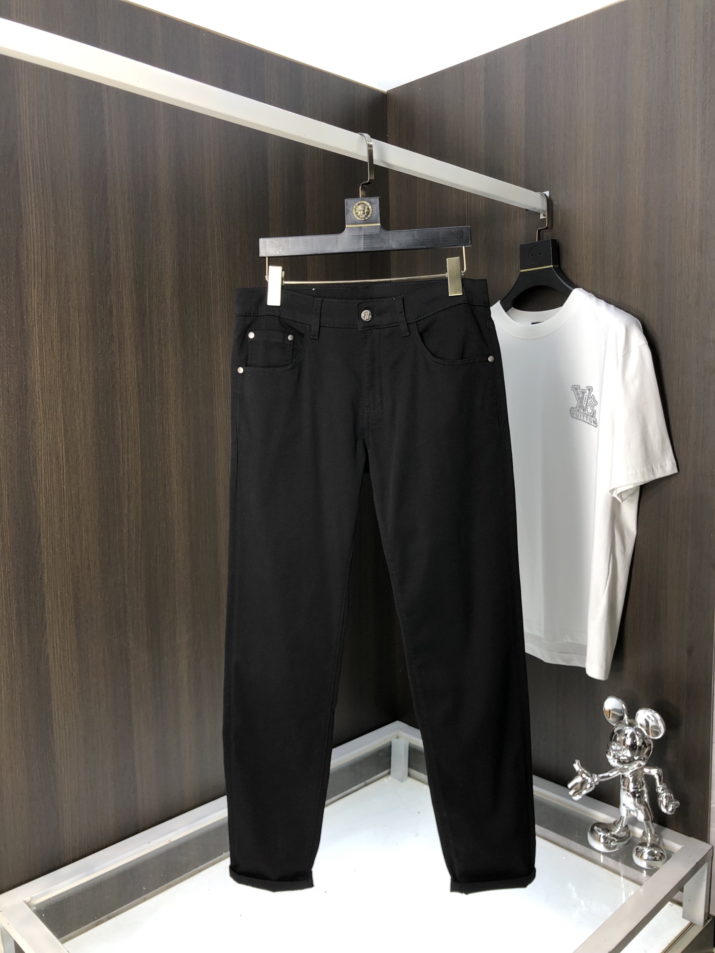 NO:131197,.Jenia. 2025 spring and summer high-end fashion sense, super soft denim fabric, light-colored washing jeans. The fabric is very special, super fine imitation cotton yarn blend, super soft and comfortable. It has a casual and casual sense of denim, and also has a relaxed and fashionable feeling. The cloth is refreshing, slightly stretchy, super soft and long wearing time, the whole pants are all traditional hand-wiping technology, natural stone grinding and light fermentation washing. Details are exquisite. Size 29-36,,zegna, jeans, alexander wang19860909.杰尼亚.2025春夏高级时装感,超柔牛仔面料 , 浅色洗水牛仔裤. 面料很特殊,超细精仿棉纱混纺,超柔舒适感. 具备牛仔随性感 ,休闲感 ,6亦有轻松感 ,时尚感. 布面清爽,微弹力,超柔穿着时间长, 整条裤子全传统手擦工艺,自然石磨轻酵洗水.细节精致感. 尺码29-36,,zegna,jeans,alexander wang,Men's clothing