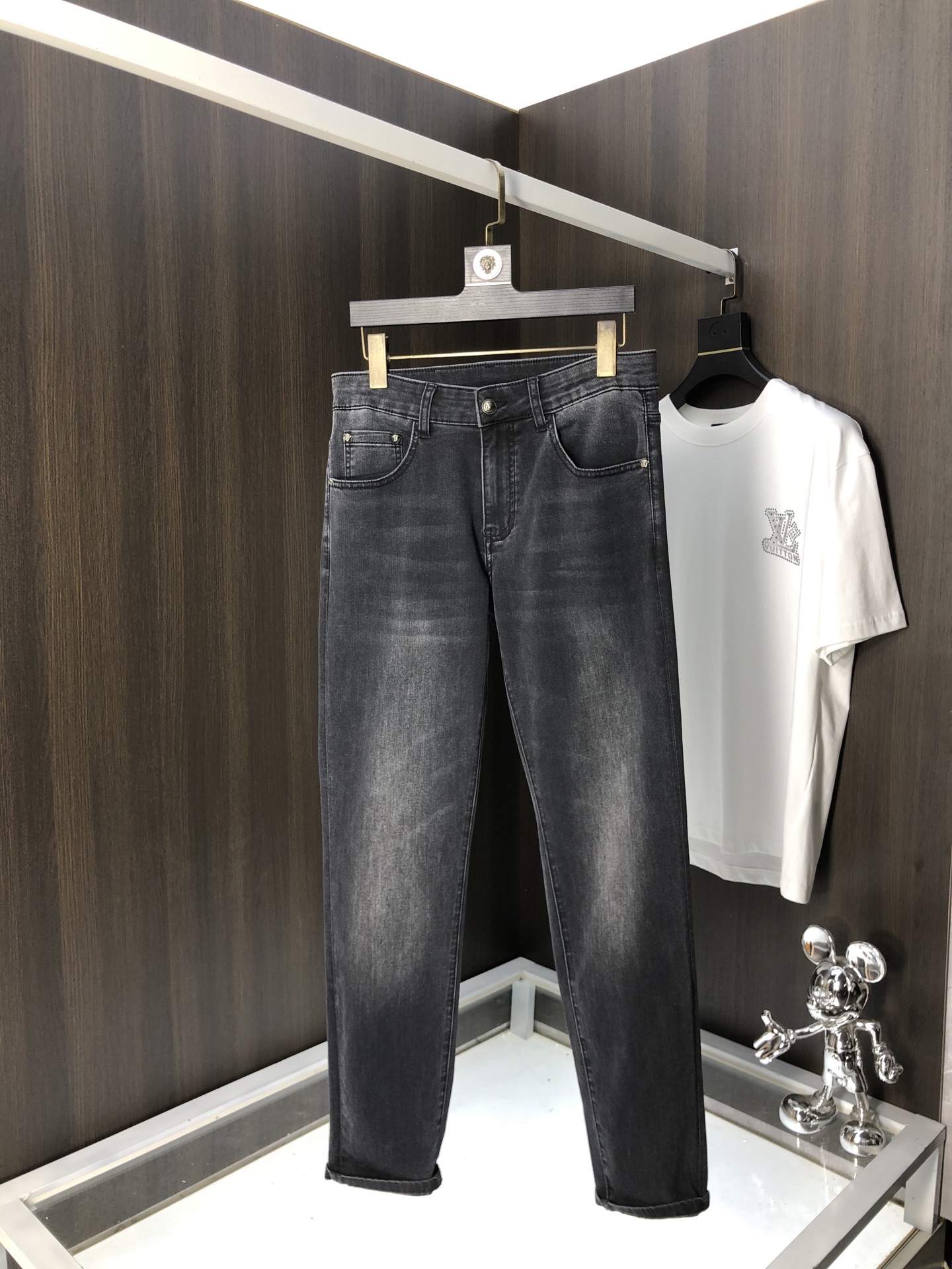 NO:131200,Versace. 2025 spring and summer high-end fashion sense, super soft denim fabric, light-colored washing jeans. The fabric is very special, super fine imitation cotton yarn blend, super soft and comfortable. It has a casual and casual sense of denim, and also has a relaxed and fashionable feeling. The cloth is refreshing, slightly stretchy, super soft and long-lasting, the whole pants are all traditional hand-wiping technology, natural stone grinding and light fermentation washing. Details are exquisite. Size 29-36, versace, jeans, alexander wang19860909.范思哲.2025春夏高级时装感,超柔牛仔面料 , 浅色洗水牛仔裤. 面料很特殊,超细精仿棉纱混纺,超柔舒适感. 具备牛仔随性感 ,休闲感 ,6亦有轻松感 ,时尚感. 布面清爽,微弹力,超柔穿着时间长, 整条裤子全传统手擦工艺,自然石磨轻酵洗水.细节精致感. 尺码29-36,,versace,jeans,alexander wang,Men's clothing