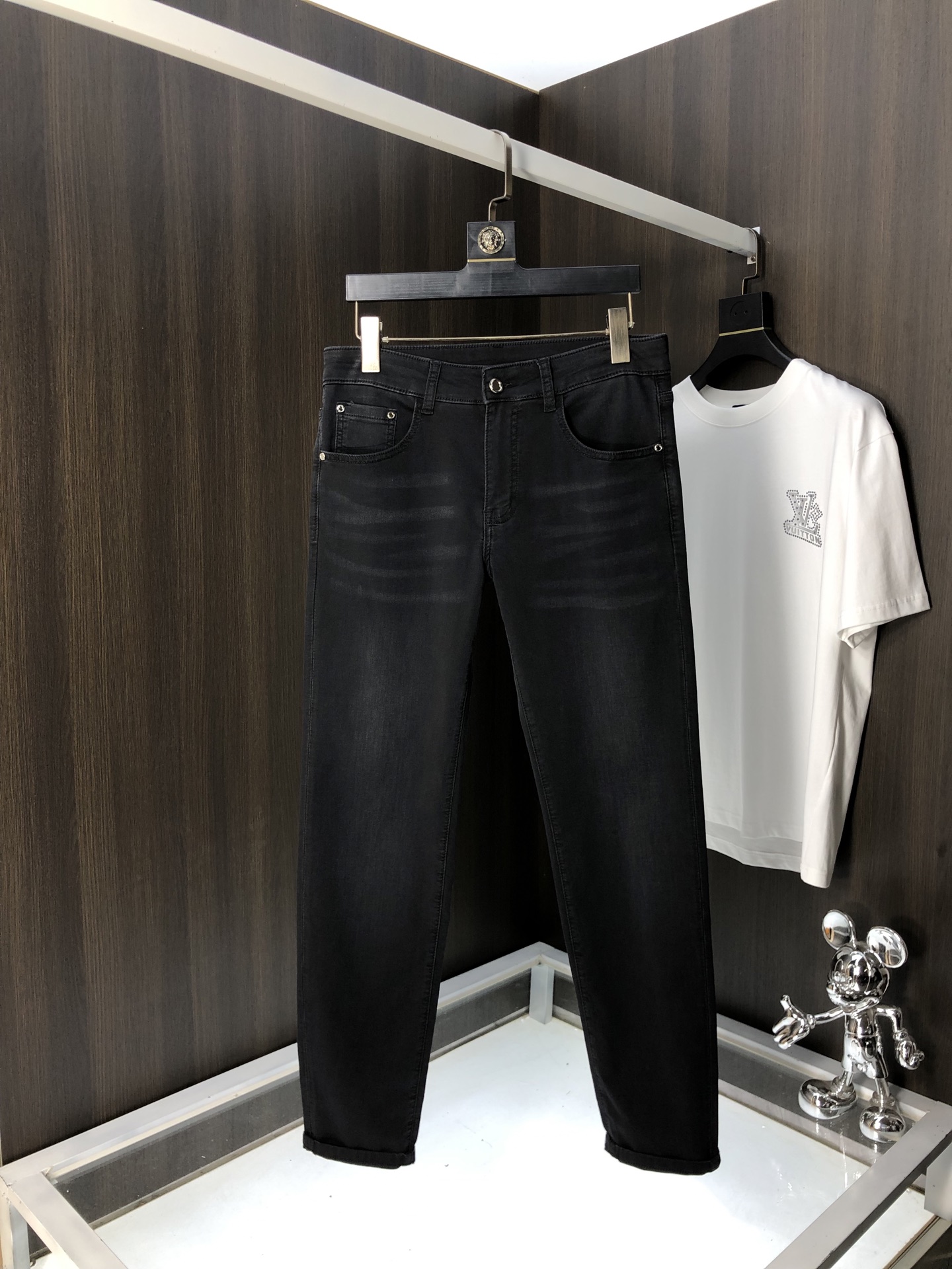 NO:131181,.The 2025 spring and summer high-end fashion sense, super soft denim fabric, light-colored washing jeans. The fabric is very special, super fine imitation cotton yarn blend, super soft and comfortable. It has a casual and casual sense of denim, and also has a relaxed and fashionable feeling. The cloth is refreshing, slightly stretchy, super soft and long wearing time, the whole pants are all traditional hand-wiping technology, natural stone grinding and light fermentation washing. Details are exquisite. Size 29-36,, Moncler, jeans, alexander wang19860909.蒙口.2025春夏高级时装感,超柔牛仔面料 , 浅色洗水牛仔裤. 面料很特殊,超细精仿棉纱混纺,超柔舒适感. 具备牛仔随性感 ,休闲感 ,6亦有轻松感 ,时尚感. 布面清爽,微弹力,超柔穿着时间长, 整条裤子全传统手擦工艺,自然石磨轻酵洗水.细节精致感. 尺码29-36,,Moncler,jeans,alexander wang,Men's clothing