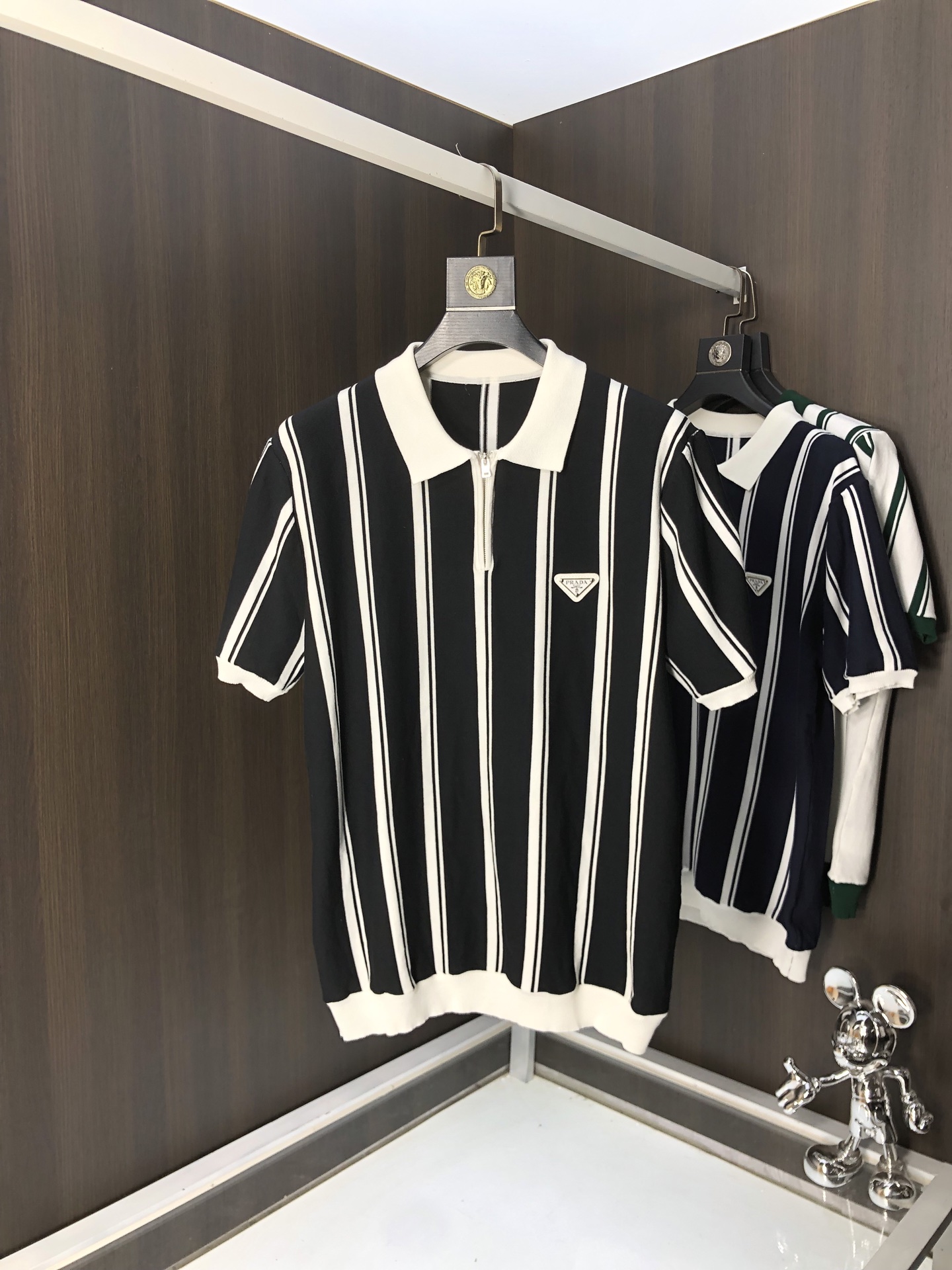 NO:131184,.Prada.25 spring and summer knitted short-sleeved T-shirt, cotton blended wool jersey fabric, original development.D classic obliaue flowers, paired with s-patterned round neck and s-patterned thread, unique, decorated with jacquard, ribbed round neck with V-patterned thread, customized accessories, the whole body is customized to develop according to the board... Three standards are complete, and can control various styling styles.m-3xL.m wear/125 jin, prada, T-shirt,tees, t-shirt,alexander wang19860909.普拉达.25春夏针织短袖t恤,棉质混纺毛圈平纹针织面料,原版开发.D经典的 obliaue花,搭配s纹圆领和缉面线,别具一格,通体饰以 提花,罗纹圆领搭配v形缉面线,定制辅料,全衣身按板定制开发 …… 三标齐全,能驾驭各种造型风格.m-3xL.m穿/125斤,,prada,T-shirt,tees，t-shirt,alexander wang,Men's clothing