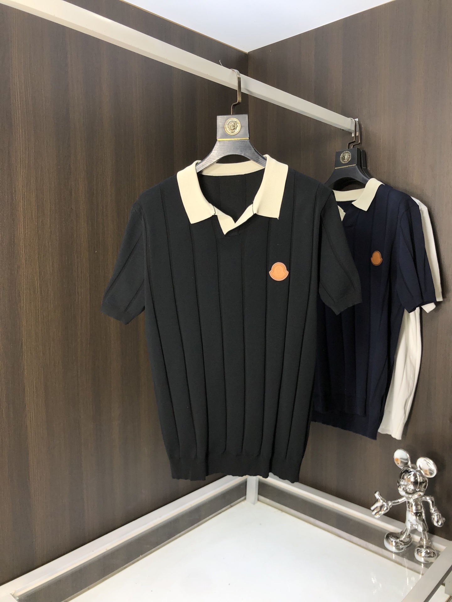 NO:131187,. .Shirt.25 spring and summer knitted short-sleeved T-shirt, cotton blended wool jersey fabric, original development.D classic obliaue flowers, paired with s-patterned round neck and slab thread, unique, decorated with jacquard, ribbed round neck with V-patterned top line, customized accessories, the whole body is customized to develop according to the board... Three standards are complete, and can control various styling styles.m-3xL.m wear/125 jin, Moncler, T-shirt,tees, t-shirt,alexander wang19860909.蒙口.25春夏针织短袖t恤,棉质混纺毛圈平纹针织面料,原版开发.D经典的 obliaue花,搭配s纹圆领和缉面线,别具一格,通体饰以 提花,罗纹圆领搭配v形缉面线,定制辅料,全衣身按板定制开发 …… 三标齐全,能驾驭各种造型风格.m-3xL.m穿/125斤,,Moncler,T-shirt,tees，t-shirt,alexander wang,Men's clothing