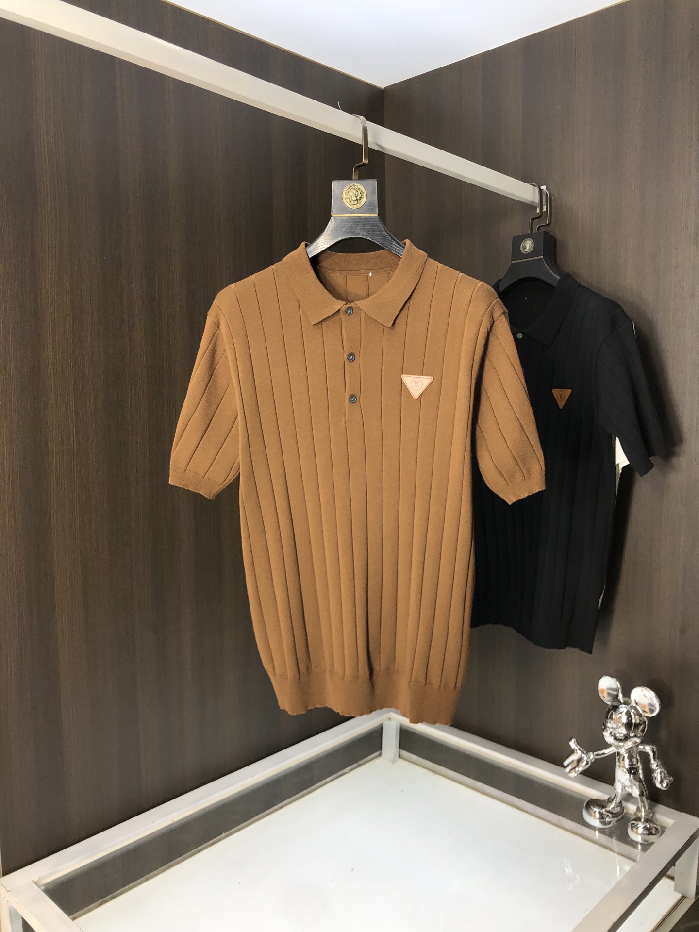 NO:131193,.LV.25 spring and summer knitted short-sleeved T-shirt, cotton blended wool jersey fabric, original development.D classic obliaue flowers, paired with s-patterned round neck and s-patterned thread, unique, decorated with jacquard, ribbed round neck with V-patterned thread, customized accessories, the whole body is customized to develop according to the board... Three standards are complete, and can control various styling styles.m-3xL.m wear/125 jin,,louis vuitton, T-shirt,tees, t-shirt,alexander wang19860909.LV.25春夏针织短袖t恤,棉质混纺毛圈平纹针织面料,原版开发.D经典的 obliaue花,搭配s纹圆领和缉面线,别具一格,通体饰以 提花,罗纹圆领搭配v形缉面线,定制辅料,全衣身按板定制开发 …… 三标齐全,能驾驭各种造型风格.m-3xL.m穿/125斤,,louis vuitton,T-shirt,tees，t-shirt,alexander wang,Men's clothing