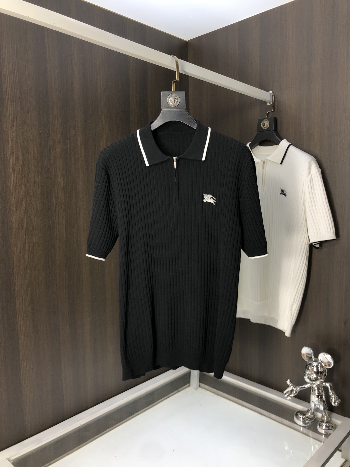 NO:131196,. Burberry. 25 spring and summer knitted short-sleeved T-shirt, cotton blended wool jersey fabric, original development. D classic obliaue flowers, paired with s-patterned round neck and s-patterned thread, unique, decorated with jacquard, ribbed round neck with V-patterned thread, customized accessories, the whole body is customized to develop according to the board... Three standards are complete, and can control various styling styles.m-3xL.m wear/125 jin, burberry, T-shirt,tees, t-shirt,alexander wang19860909.巴宝莉.25春夏针织短袖t恤,棉质混纺毛圈平纹针织面料,原版开发.D经典的 obliaue花,搭配s纹圆领和缉面线,别具一格,通体饰以 提花,罗纹圆领搭配v形缉面线,定制辅料,全衣身按板定制开发 …… 三标齐全,能驾驭各种造型风格.m-3xL.m穿/125斤,,burberry,T-shirt,tees，t-shirt,alexander wang,Men's clothing