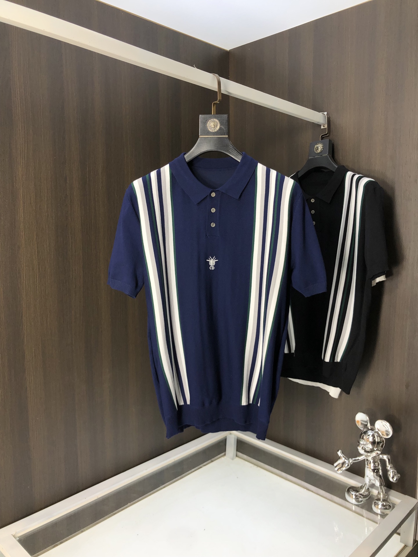 NO:131199,.Dior.25 spring and summer knitted short-sleeved T-shirt, cotton blended wool jersey fabric, original development.D classic obliaue flowers, paired with s-patterned round neck and s-patterned thread, unique, the whole body is decorated with jacquard, ribbed round neck and v-patterned thread, customized accessories, the whole body is customized to develop according to the board... Three standards are complete, and can control various styling styles.m-3xL.m wear/125 jin,dior,T-shirt,tees,t-shirt,alexander wang19860909.Dior.25春夏针织短袖t恤,棉质混纺毛圈平纹针织面料,原版开发.D经典的 obliaue花,搭配s纹圆领和缉面线,别具一格,通体饰以 提花,罗纹圆领搭配v形缉面线,定制辅料,全衣身按板定制开发 …… 三标齐全,能驾驭各种造型风格.m-3xL.m穿/125斤,,dior,T-shirt,tees，t-shirt,alexander wang,Men's clothing