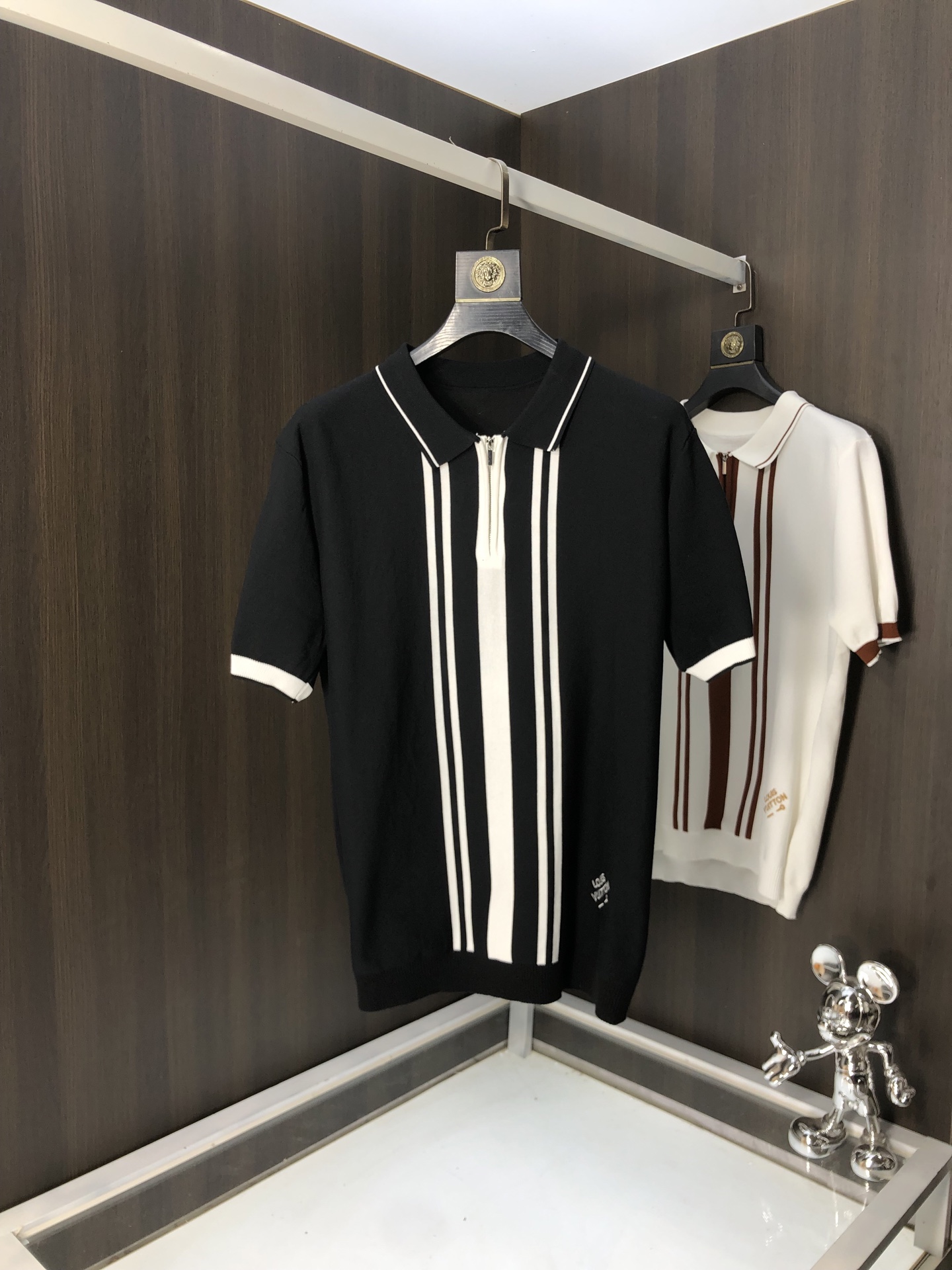 NO:131201,.Lv.25 spring and summer knitted short-sleeved T-shirt, cotton blended wool jersey fabric, original development.D classic obliaue flowers, paired with s-patterned round neck and s-patterned thread, unique, decorated with jacquard, ribbed round neck with V-patterned thread, customized accessories, the whole body is customized to develop according to the board... Three standards are complete, and can control various styling styles.m-3xL.m wear/125 jin,,louis vuitton, T-shirt,tees, t-shirt,alexander wang19860909.Lv.25春夏针织短袖t恤,棉质混纺毛圈平纹针织面料,原版开发.D经典的 obliaue花,搭配s纹圆领和缉面线,别具一格,通体饰以 提花,罗纹圆领搭配v形缉面线,定制辅料,全衣身按板定制开发 …… 三标齐全,能驾驭各种造型风格.m-3xL.m穿/125斤,,louis vuitton,T-shirt,tees，t-shirt,alexander wang,Men's clothing