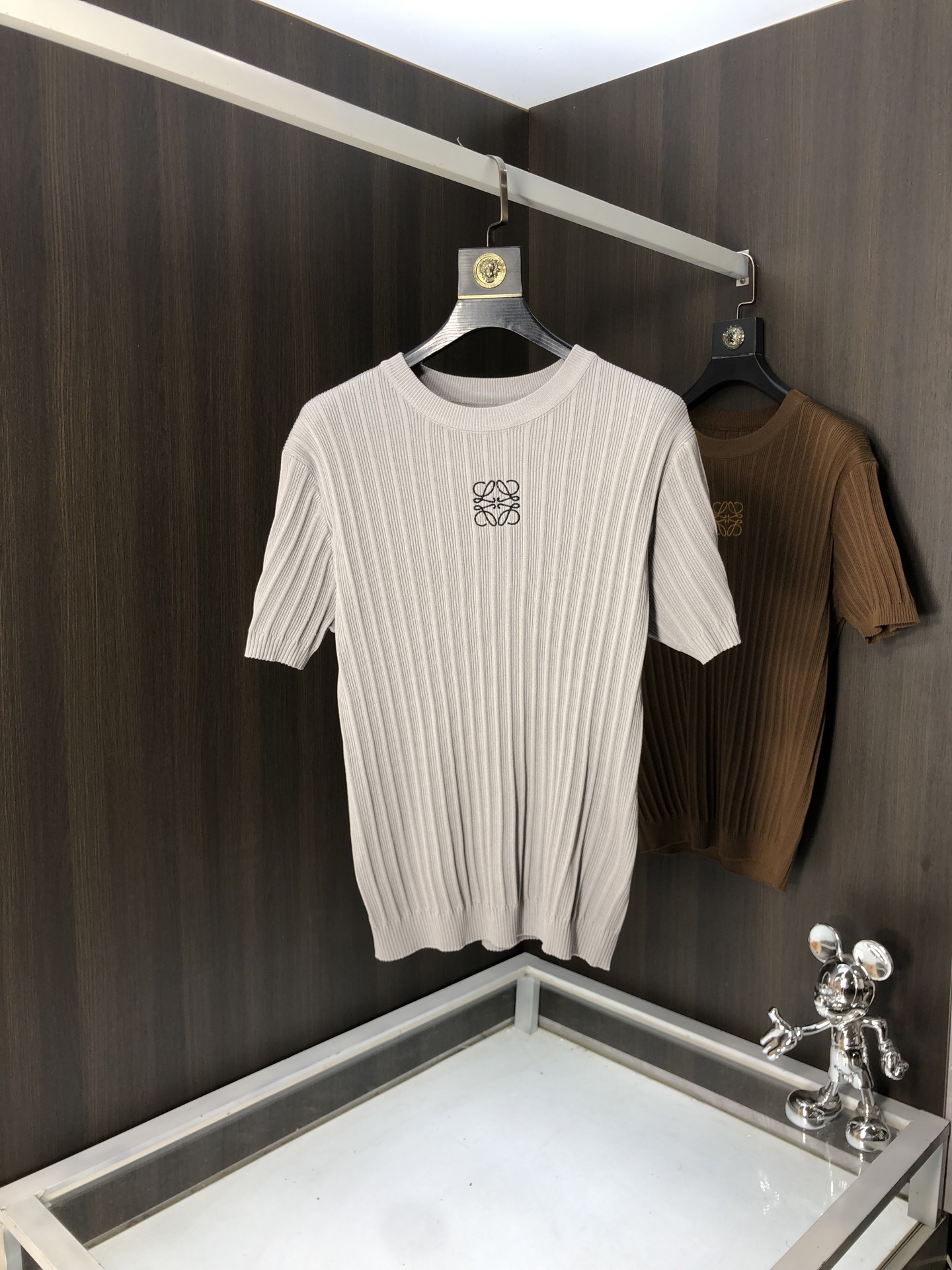 NO:131202,.Luo Yiwei. 25 spring and summer knitted short-sleeved T-shirt, cotton blended wool jersey fabric, original development. D classic obliaue flowers, paired with s-patterned round neck and s-patterned thread, unique, decorated with jacquard, ribbed round neck with V-patterned thread, customized accessories, the whole body is customized to develop according to the board... Three standards are complete, and can control various styling styles.m-3xL.m wear/125 jin, loewe, T-shirt,tees, t-shirt,alexander wang19860909.罗意威.25春夏针织短袖t恤,棉质混纺毛圈平纹针织面料,原版开发.D经典的 obliaue花,搭配s纹圆领和缉面线,别具一格,通体饰以 提花,罗纹圆领搭配v形缉面线,定制辅料,全衣身按板定制开发 …… 三标齐全,能驾驭各种造型风格.m-3xL.m穿/125斤,,loewe,T-shirt,tees，t-shirt,alexander wang,Men's clothing