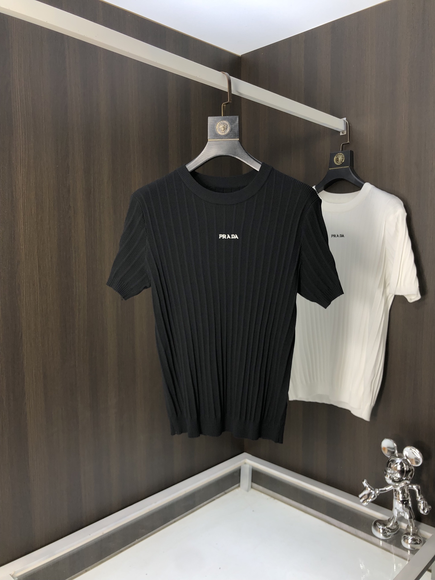 NO:131204,.Prada.25 spring and summer knitted short-sleeved T-shirt, cotton blended wool jersey fabric, original development.D classic obliaue flowers, paired with s-patterned round neck and s-patterned thread, unique, decorated with jacquard, ribbed round neck with V-patterned thread, customized accessories, the whole body is customized to develop according to the board... Three standards are complete, and can control various styling styles.m-3xL.m wear/125 jin, prada, T-shirt,tees, t-shirt,alexander wang19860909.普拉达.25春夏针织短袖t恤,棉质混纺毛圈平纹针织面料,原版开发.D经典的 obliaue花,搭配s纹圆领和缉面线,别具一格,通体饰以 提花,罗纹圆领搭配v形缉面线,定制辅料,全衣身按板定制开发 …… 三标齐全,能驾驭各种造型风格.m-3xL.m穿/125斤,,prada,T-shirt,tees，t-shirt,alexander wang,Men's clothing