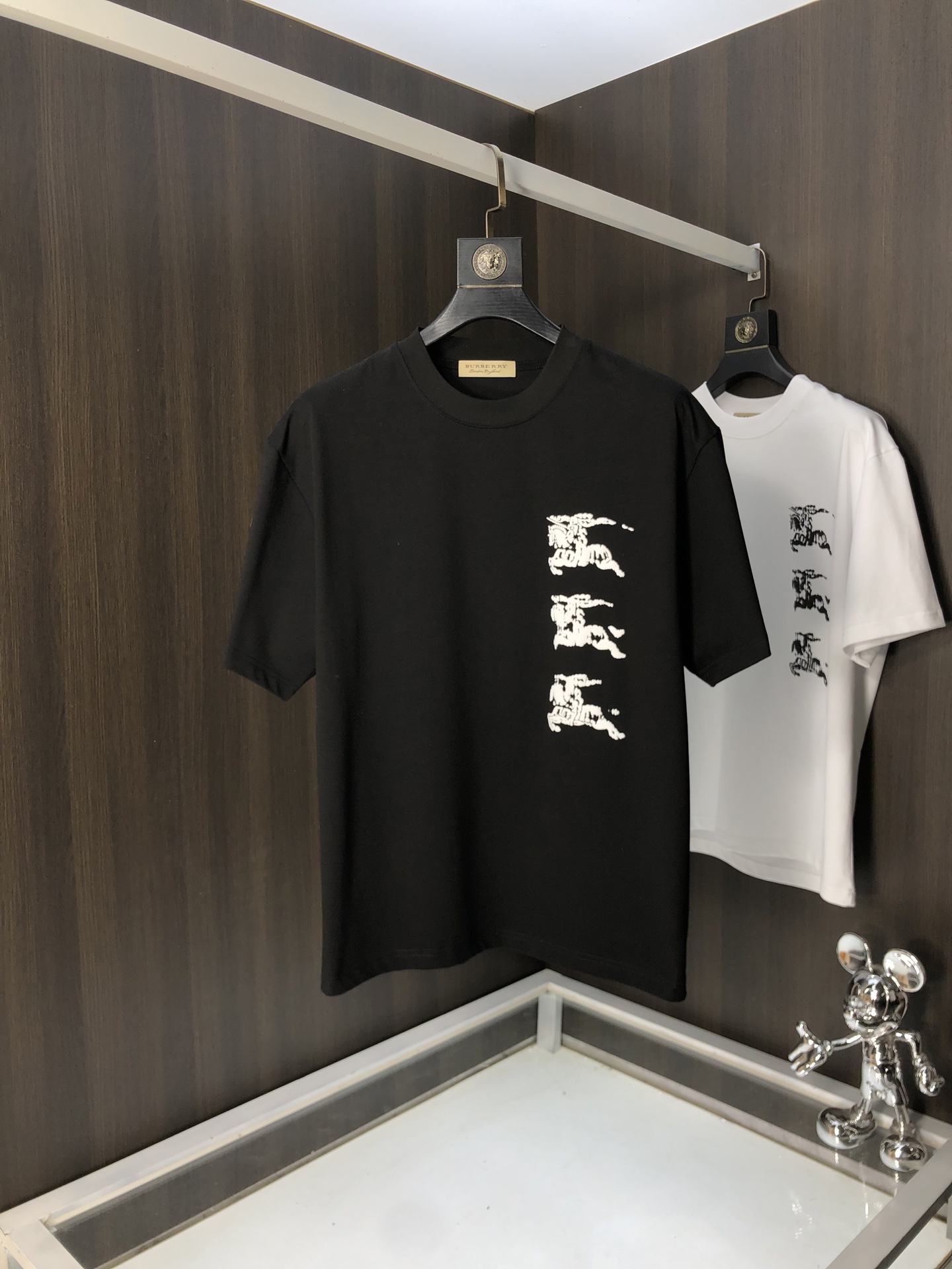 NO:131206,.Burberry. 2025 spring and summer new style letter logo round neck short-sleeved T-shirt, spring and summer casual outfit is essential, original pure cotton fabric. It is completely reflected in the high-end aesthetic workmanship, and the workmanship is more exquisite and atmospheric, with a strong three-dimensional feeling, which is very stunning, the fabric is soft and skin-friendly, and the upper body is a bit lazy and high-end feel. This washing T-T-T-T-T-T-T-T-T-T-T-T-T-T-T-T-T-T-T-T-T-T-T-T-T-T-T-T-T-T-T-T-T-T-T-T-T-T-T-T-T-T-T-T-T-T-T-T-T-T-T-T-T-T-T-T-T-T-T-T-T-T-T-T-T-T-T-T-T-T-T-T-T-T-T-T-T-T-T-T-T-T-T-T-T-T-T-T-T-T-T-T-T-T-T-T-T-T-T-T-T-T-T-T-T-T-T-T-T-T-T-T-T-T-T-T-T-T-T-T-T-T-T-T-T-T-T-T-T-T-T-T-T-T-T-T-T-T-T-T-T-T-T-T-T-T-T-T-T-T-T-T-T-T-T-T-T-T-T-T-T-T-T-T-T-T-T-T-T-T-T-T-T-T-T-T-T-T-T-T-T-T-T-T-T-T-T-T-T-T-T-T-T-T-T-T-T-T19860909.巴宝莉.2025春夏新款 字母logo圆领短袖t恤,春夏休闲穿搭必不可少,原版纯棉面料.完完全全体现在高级审美的做工上,做工更是精致大气,z立体感超强,非常惊艳,面料柔软亲肤,上身一丝丝慵懒又高级的feel,这款水洗t绝对是今年绝对的基础款之王,男女同款搭配穿出奢侈品高订的感觉.码数S-xxL.s穿175/130,,burberry,T-shirt,tees，t-shirt,alexander wang,Men's clothing