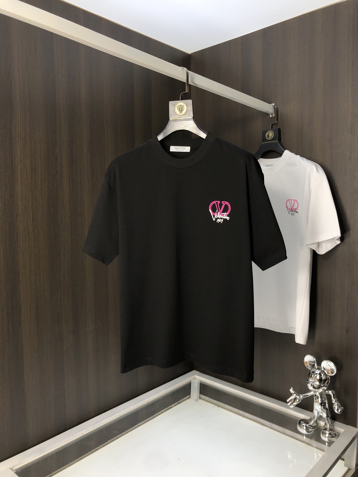 NO:131208,.Valentino. 2025 spring and summer new style letter logo round neck short-sleeved T-shirt, spring and summer casual outfit is essential, original pure cotton fabric. It is completely reflected in the high-end aesthetic workmanship, and the workmanship is more exquisite and atmospheric, with a strong three-dimensional feeling, which is very stunning, the fabric is soft and skin-friendly, and the upper body is a bit lazy and high-end feel. This wash T-T-T-T-T-T-T-T-T-T-T-T-T-T-T-T-T-T-T-T-T-T-T-T-T-T-T-T-T-T-T-T-T-T-T-T-T-T-T-T-T-T-T-T-T-T-T-T-T-T-T-T-T-T-T-T-T-T-T-T-T-T-T-T-T-T-T-T-T-T-T-T-T-T-T-T-T-T-T-T-T-T-T-T-T-T-T-T-T-T-T-T-T-T-T-T-T-T-T-T-T-T-T-T-T-T-T-T-T-T-T-T-T-T-T-T-T-T-T-T-T-T-T-T-T-T-T-T-T-T-T-T-T-T-T-T-T-T-T-T-T-T-T-T-T-T-T-T-T-T-T-T-T-T-T-T-T-T-T-T-T-T-T-T-T-T-T-T-T-T-T-T-T-T-T-T-T-T-T-T-T-T-T-T-T-T-T-T-T-T-T-T-T-T-T-T-T-19860909.华伦天奴.2025春夏新款 字母logo圆领短袖t恤,春夏休闲穿搭必不可少,原版纯棉面料.完完全全体现在高级审美的做工上,做工更是精致大气,z立体感超强,非常惊艳,面料柔软亲肤,上身一丝丝慵懒又高级的feel,这款水洗t绝对是今年绝对的基础款之王,男女同款搭配穿出奢侈品高订的感觉.码数S-xxL.s穿175/130,,valentino,T-shirt,tees，t-shirt,alexander wang,Men's clothing