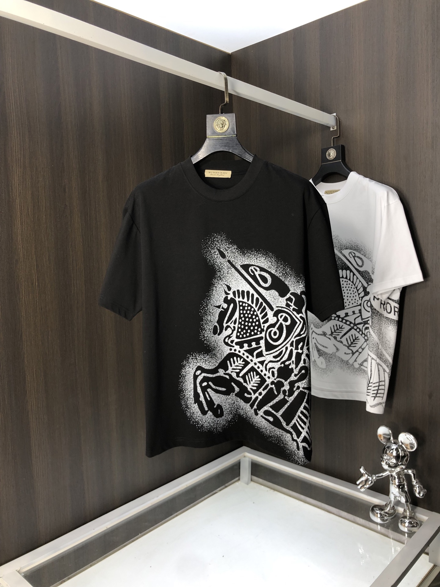 NO:131210,.Burberry. 2025 spring and summer new style letter logo round neck short-sleeved T-shirt, spring and summer casual outfit is essential, original pure cotton fabric. It is completely reflected in the high-end aesthetic workmanship, and the workmanship is more exquisite and atmospheric, with a strong three-dimensional feeling, which is very stunning, the fabric is soft and skin-friendly, and the upper body is a bit lazy and high-end feel. This washing T-T-T-T-T-T-T-T-T-T-T-T-T-T-T-T-T-T-T-T-T-T-T-T-T-T-T-T-T-T-T-T-T-T-T-T-T-T-T-T-T-T-T-T-T-T-T-T-T-T-T-T-T-T-T-T-T-T-T-T-T-T-T-T-T-T-T-T-T-T-T-T-T-T-T-T-T-T-T-T-T-T-T-T-T-T-T-T-T-T-T-T-T-T-T-T-T-T-T-T-T-T-T-T-T-T-T-T-T-T-T-T-T-T-T-T-T-T-T-T-T-T-T-T-T-T-T-T-T-T-T-T-T-T-T-T-T-T-T-T-T-T-T-T-T-T-T-T-T-T-T-T-T-T-T-T-T-T-T-T-T-T-T-T-T-T-T-T-T-T-T-T-T-T-T-T-T-T-T-T-T-T-T-T-T-T-T-T-T-T-T-T-T-T-T-T-T-T19860909.巴宝莉.2025春夏新款 字母logo圆领短袖t恤,春夏休闲穿搭必不可少,原版纯棉面料.完完全全体现在高级审美的做工上,做工更是精致大气,z立体感超强,非常惊艳,面料柔软亲肤,上身一丝丝慵懒又高级的feel,这款水洗t绝对是今年绝对的基础款之王,男女同款搭配穿出奢侈品高订的感觉.码数S-xxL.s穿175/130,,burberry,T-shirt,tees，t-shirt,alexander wang,Men's clothing