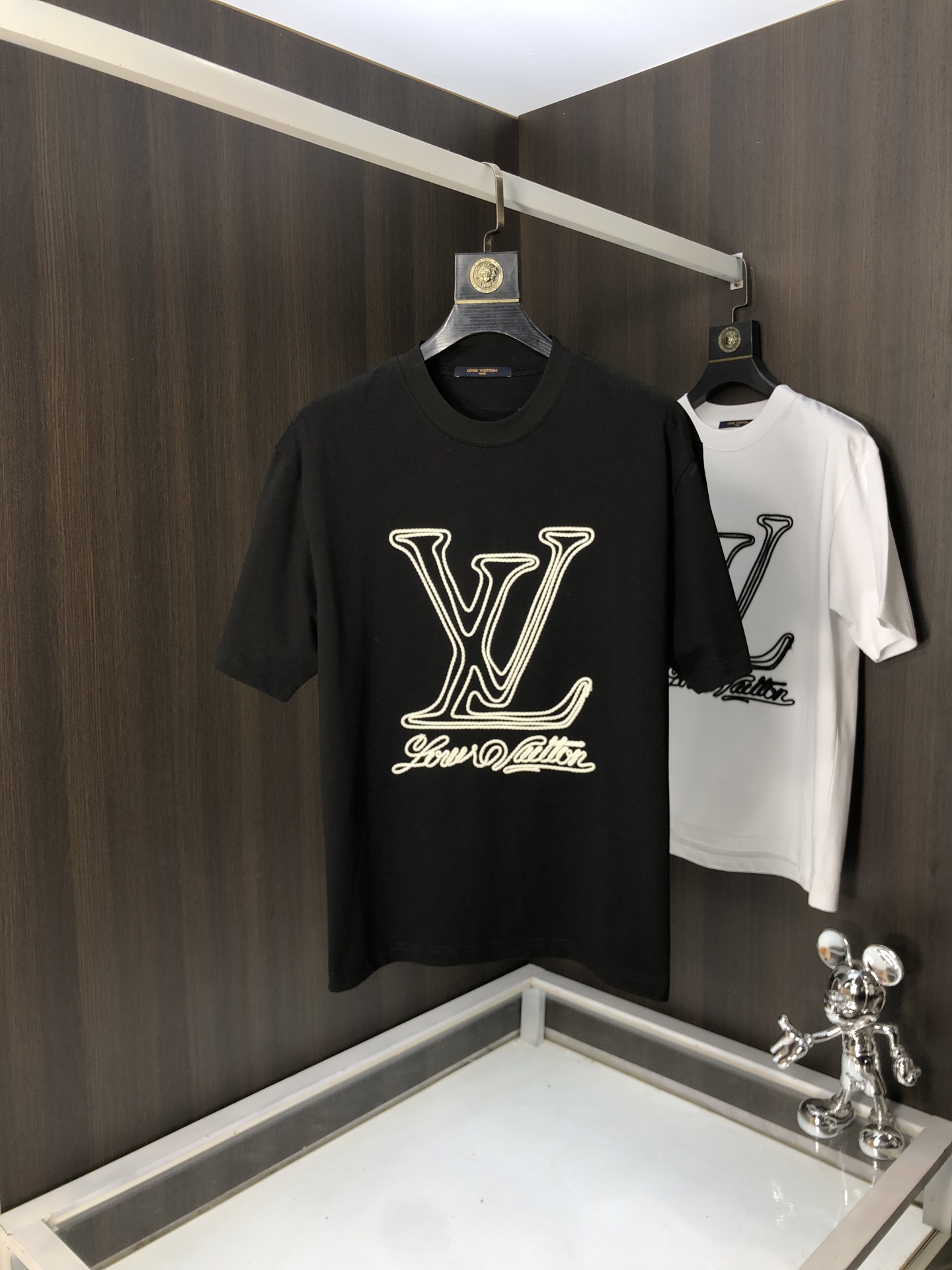 NO:131212,.Lv.2025 spring and summer new style letter logo round neck short-sleeved T-shirt, spring and summer casual outfit is essential, original pure cotton fabric. It is completely reflected in the high-end aesthetic workmanship, and the workmanship is more exquisite and atmospheric, with a strong three-dimensional feeling, which is very stunning, the fabric is soft and skin-friendly, and the upper body is a bit lazy and high-end feel. This washing T-t is definitely the absolute basic style of this year. The same style of men and women makes the feeling of luxury and high order. S-xxL.s wear 175/130,,louis vuitton, T-shirt,tees, t-shirt,alexander wang19860909.Lv.2025春夏新款 字母logo圆领短袖t恤,春夏休闲穿搭必不可少,原版纯棉面料.完完全全体现在高级审美的做工上,做工更是精致大气,z立体感超强,非常惊艳,面料柔软亲肤,上身一丝丝慵懒又高级的feel,这款水洗t绝对是今年绝对的基础款之王,男女同款搭配穿出奢侈品高订的感觉.码数S-xxL.s穿175/130,,louis vuitton,T-shirt,tees，t-shirt,alexander wang,Men's clothing