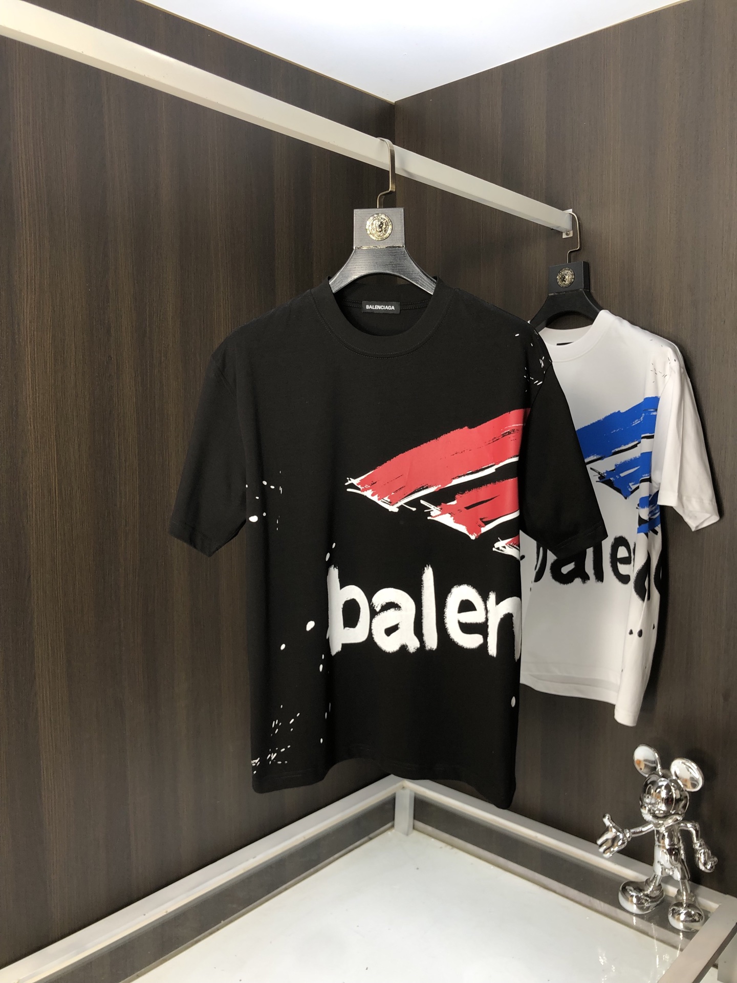 NO:131214,.Balenciaga. 2025 spring and summer new style letter logo round neck short-sleeved T-shirt, spring and summer casual outfit is essential, original pure cotton fabric. It is completely reflected in the high-end aesthetic workmanship, and the workmanship is more exquisite and atmospheric, with a strong three-dimensional feeling, which is very stunning, the fabric is soft and skin-friendly, and the upper body is a bit lazy and high-end feel. This wash T-T-T-T-T-T-T-T-T-T-T-T-T-T-T-T-T-T-T-T-T-T-T-T-T-T-T-T-T-T-T-T-T-T-T-T-T-T-T-T-T-T-T-T-T-T-T-T-T-T-T-T-T-T-T-T-T-T-T-T-T-T-T-T-T-T-T-T-T-T-T-T-T-T-T-T-T-T-T-T-T-T-T-T-T-T-T-T-T-T-T-T-T-T-T-T-T-T-T-T-T-T-T-T-T-T-T-T-T-T-T-T-T-T-T-T-T-T-T-T-T-T-T-T-T-T-T-T-T-T-T-T-T-T-T-T-T-T-T-T-T-T-T-T-T-T-T-T-T-T-T-T-T-T-T-T-T-T-T-T-T-T-T-T-T-T-T-T-T-T-T-T-T-T-T-T-T-T-T-T-T-T-T-T-T-T-T-T-T-T-T-T-T-T-T-T-19860909.巴黎世家.2025春夏新款 字母logo圆领短袖t恤,春夏休闲穿搭必不可少,原版纯棉面料.完完全全体现在高级审美的做工上,做工更是精致大气,z立体感超强,非常惊艳,面料柔软亲肤,上身一丝丝慵懒又高级的feel,这款水洗t绝对是今年绝对的基础款之王,男女同款搭配穿出奢侈品高订的感觉.码数S-xxL.s穿175/130,,balenciaga,T-shirt,tees，t-shirt,alexander wang,Men's clothing