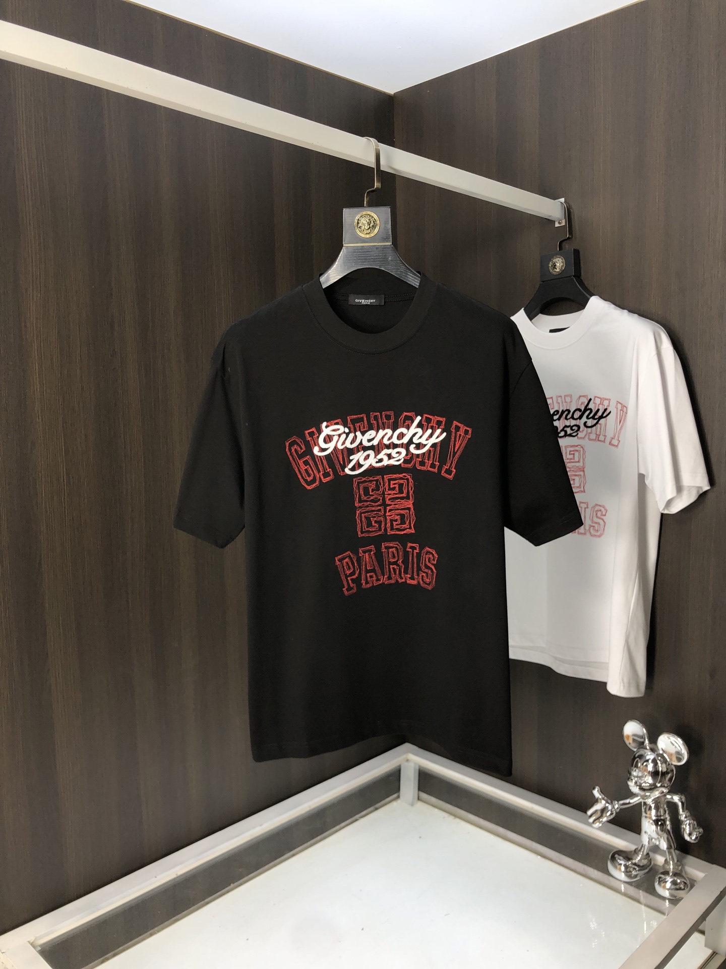 NO:131216,.Givenchy. 2025 spring and summer new style letter logo round neck short-sleeved T-shirt, spring and summer casual outfit is essential, original pure cotton fabric. It is completely reflected in the high-end aesthetic workmanship, and the workmanship is more exquisite and atmospheric, with a strong three-dimensional feeling, which is very stunning, the fabric is soft and skin-friendly, and the upper body is a bit lazy and high-end feel. This washing T-T-T-T-T-T-T-T-T-T-T-T-T-T-T-T-T-T-T-T-T-T-T-T-T-T-T-T-T-T-T-T-T-T-T-T-T-T-T-T-T-T-T-T-T-T-T-T-T-T-T-T-T-T-T-T-T-T-T-T-T-T-T-T-T-T-T-T-T-T-T-T-T-T-T-T-T-T-T-T-T-T-T-T-T-T-T-T-T-T-T-T-T-T-T-T-T-T-T-T-T-T-T-T-T-T-T-T-T-T-T-T-T-T-T-T-T-T-T-T-T-T-T-T-T-T-T-T-T-T-T-T-T-T-T-T-T-T-T-T-T-T-T-T-T-T-T-T-T-T-T-T-T-T-T-T-T-T-T-T-T-T-T-T-T-T-T-T-T-T-T-T-T-T-T-T-T-T-T-T-T-T-T-T-T-T-T-T-T-T-T-T-T-T-T-T-T-19860909.纪梵希.2025春夏新款 字母logo圆领短袖t恤,春夏休闲穿搭必不可少,原版纯棉面料.完完全全体现在高级审美的做工上,做工更是精致大气,z立体感超强,非常惊艳,面料柔软亲肤,上身一丝丝慵懒又高级的feel,这款水洗t绝对是今年绝对的基础款之王,男女同款搭配穿出奢侈品高订的感觉.码数S-xxL.s穿175/130,,givenchy,T-shirt,tees，t-shirt,alexander wang,Men's clothing