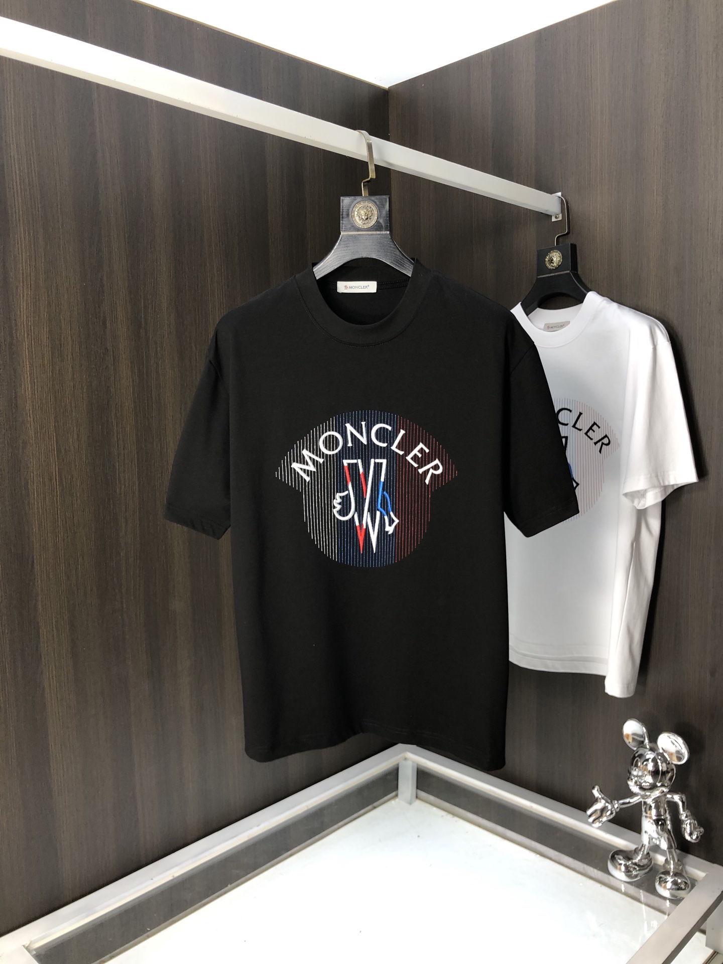 NO:131218,.The 2025 spring and summer new style letter logo round neck short-sleeved T-shirt, a spring and summer casual outfit is essential, the original pure cotton fabric. It is completely reflected in the high-end aesthetic workmanship, and the workmanship is more exquisite and atmospheric, with a strong three-dimensional feeling, which is very stunning, the fabric is soft and skin-friendly, and the upper body is a bit lazy and high-end feel. This wash T-T-T-T-T-T-T-T-T-T-T-T-T-T-T-T-T-T-T-T-T-T-T-T-T-T-T-T-T-T-T-T-T-T-T-T-T-T-T-T-T-T-T-T-T-T-T-T-T-T-T-T-T-T-T-T-T-T-T-T-T-T-T-T-T-T-T-T-T-T-T-T-T-T-T-T-T-T-T-T-T-T-T-T-T-T-T-T-T-T-T-T-T-T-T-T-T-T-T-T-T-T-T-T-T-T-T-T-T-T-T-T-T-T-T-T-T-T-T-T-T-T-T-T-T-T-T-T-T-T-T-T-T-T-T-T-T-T-T-T-T-T-T-T-T-T-T-T-T-T-T-T-T-T-T-T-T-T-T-T-T-T-T-T-T-T-T-T-T-T-T-T-T-T-T-T-T-T-T-T-T-T-T-T-T-T-T-T-T-T-T-T-T-T-T-T-T-T-19860909.蒙口.2025春夏新款 字母logo圆领短袖t恤,春夏休闲穿搭必不可少,原版纯棉面料.完完全全体现在高级审美的做工上,做工更是精致大气,z立体感超强,非常惊艳,面料柔软亲肤,上身一丝丝慵懒又高级的feel,这款水洗t绝对是今年绝对的基础款之王,男女同款搭配穿出奢侈品高订的感觉.码数S-xxL.s穿175/130,,Moncler,T-shirt,tees，t-shirt,alexander wang,Men's clothing