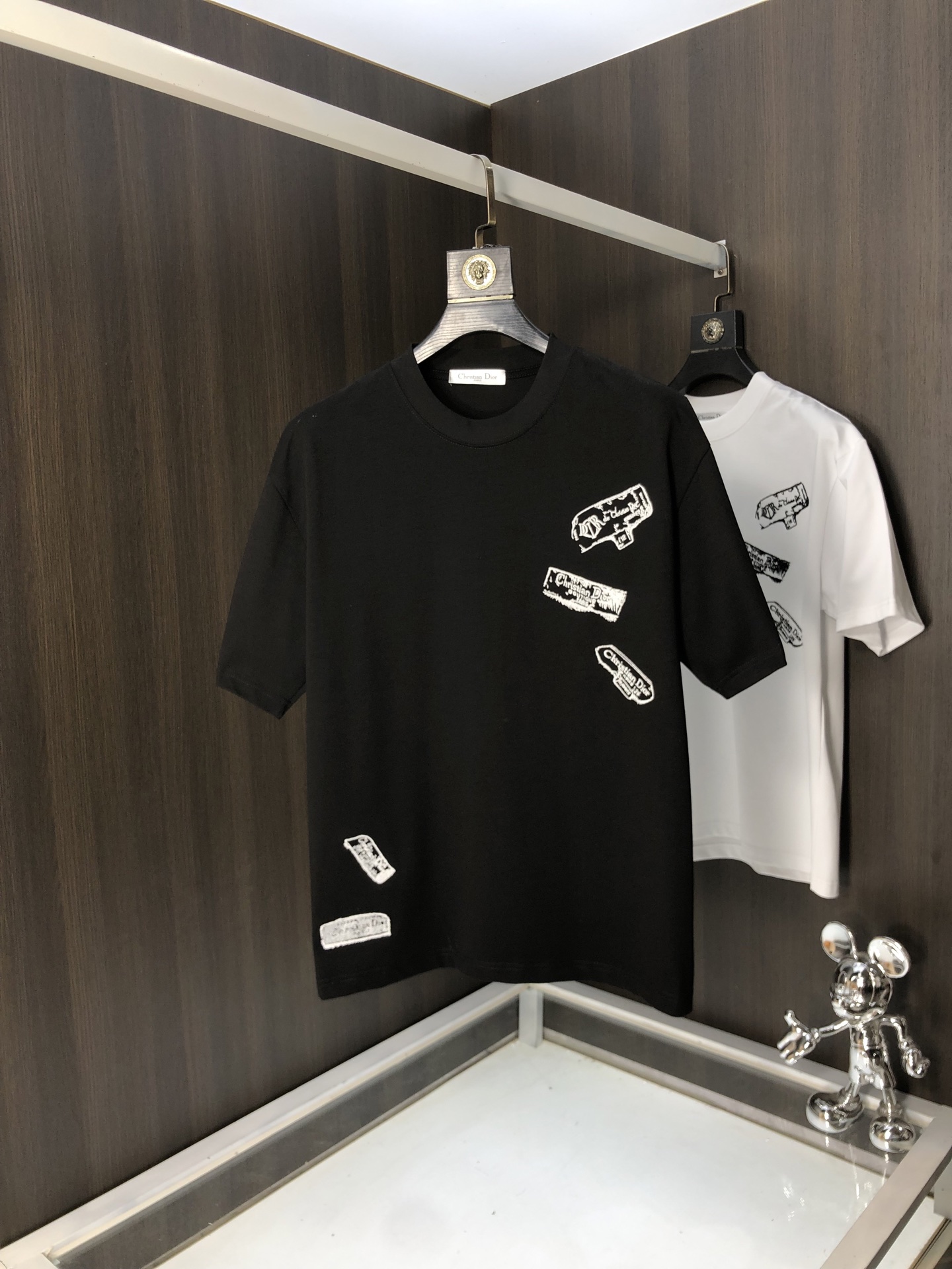 NO:131220,.Dior.2025 spring and summer new style letter logo round neck short-sleeved T-shirt, spring and summer casual outfit is essential, original pure cotton fabric. It is completely reflected in the high-end aesthetic workmanship, and the workmanship is more exquisite and atmospheric, with a strong three-dimensional feeling, which is very stunning, the fabric is soft and skin-friendly, and the upper body is a bit lazy and high-end feel. This washing T-T-T-T-T-T-T-T-T-T-T-T-T-T-T-T-T-T-T-T-T-T-T-T-T-T-T-T-T-T-T-T-T-T-T-T-T-T-T-T-T-T-T-T-T-T-T-T-T-T-T-T-T-T-T-T-T-T-T-T-T-T-T-T-T-T-T-T-T-T-T-T-T-T-T-T-T-T-T-T-T-T-T-T-T-T-T-T-T-T-T-T-T-T-T-T-T-T-T-T-T-T-T-T-T-T-T-T-T-T-T-T-T-T-T-T-T-T-T-T-T-T-T-T-T-T-T-T-T-T-T-T-T-T-T-T-T-T-T-T-T-T-T-T-T-T-T-T-T-T-T-T-T-T-T-T-T-T-T-T-T-T-T-T-T-T-T-T-T-T-T-T-T-T-T-T-T-T-T-T-T-T-T-T-T-T-T-T-T-T-T-T-T-T-T-T-T-T-19860909.Dior.2025春夏新款 字母logo圆领短袖t恤,春夏休闲穿搭必不可少,原版纯棉面料.完完全全体现在高级审美的做工上,做工更是精致大气,z立体感超强,非常惊艳,面料柔软亲肤,上身一丝丝慵懒又高级的feel,这款水洗t绝对是今年绝对的基础款之王,男女同款搭配穿出奢侈品高订的感觉.码数S-xxL.s穿175/130,,dior,T-shirt,tees，t-shirt,alexander wang,Men's clothing