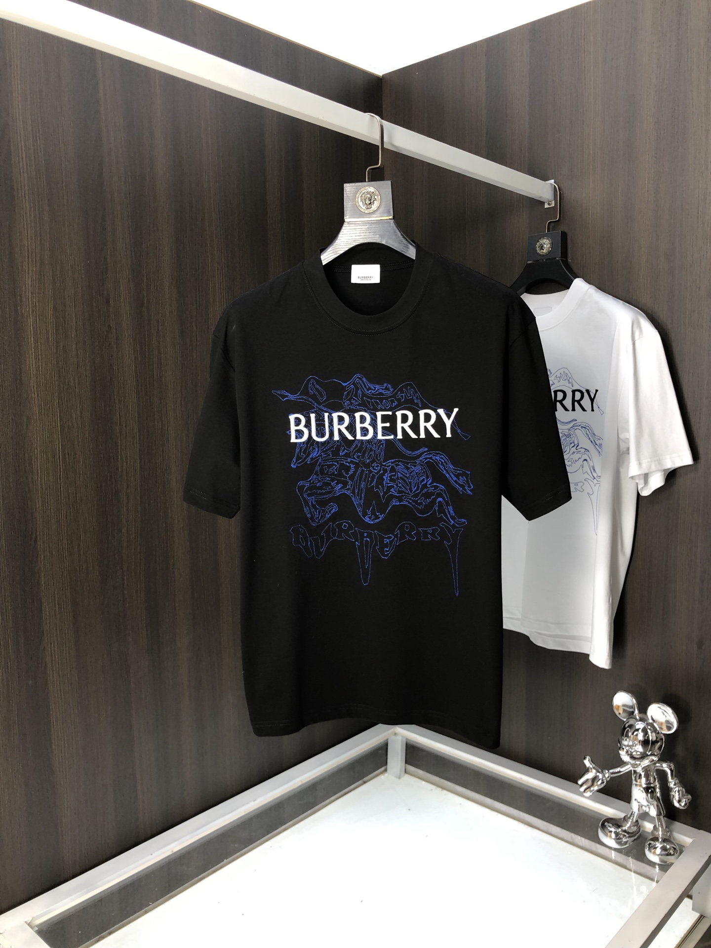 NO:131203,.Burberry. 2025 spring and summer new style letter logo round neck short-sleeved T-shirt, spring and summer casual outfit is essential, original pure cotton fabric. It is completely reflected in the high-end aesthetic workmanship, and the workmanship is more exquisite and atmospheric, with a strong three-dimensional feeling, which is very stunning, the fabric is soft and skin-friendly, and the upper body is a bit lazy and high-end feel. This washing T-T-T-T-T-T-T-T-T-T-T-T-T-T-T-T-T-T-T-T-T-T-T-T-T-T-T-T-T-T-T-T-T-T-T-T-T-T-T-T-T-T-T-T-T-T-T-T-T-T-T-T-T-T-T-T-T-T-T-T-T-T-T-T-T-T-T-T-T-T-T-T-T-T-T-T-T-T-T-T-T-T-T-T-T-T-T-T-T-T-T-T-T-T-T-T-T-T-T-T-T-T-T-T-T-T-T-T-T-T-T-T-T-T-T-T-T-T-T-T-T-T-T-T-T-T-T-T-T-T-T-T-T-T-T-T-T-T-T-T-T-T-T-T-T-T-T-T-T-T-T-T-T-T-T-T-T-T-T-T-T-T-T-T-T-T-T-T-T-T-T-T-T-T-T-T-T-T-T-T-T-T-T-T-T-T-T-T-T-T-T-T-T-T-T-T-T-T19860909.巴宝莉.2025春夏新款 字母logo圆领短袖t恤,春夏休闲穿搭必不可少,原版纯棉面料.完完全全体现在高级审美的做工上,做工更是精致大气,z立体感超强,非常惊艳,面料柔软亲肤,上身一丝丝慵懒又高级的feel,这款水洗t绝对是今年绝对的基础款之王,男女同款搭配穿出奢侈品高订的感觉.码数S-xxL.s穿175/130,,burberry,T-shirt,tees，t-shirt,alexander wang,Men's clothing