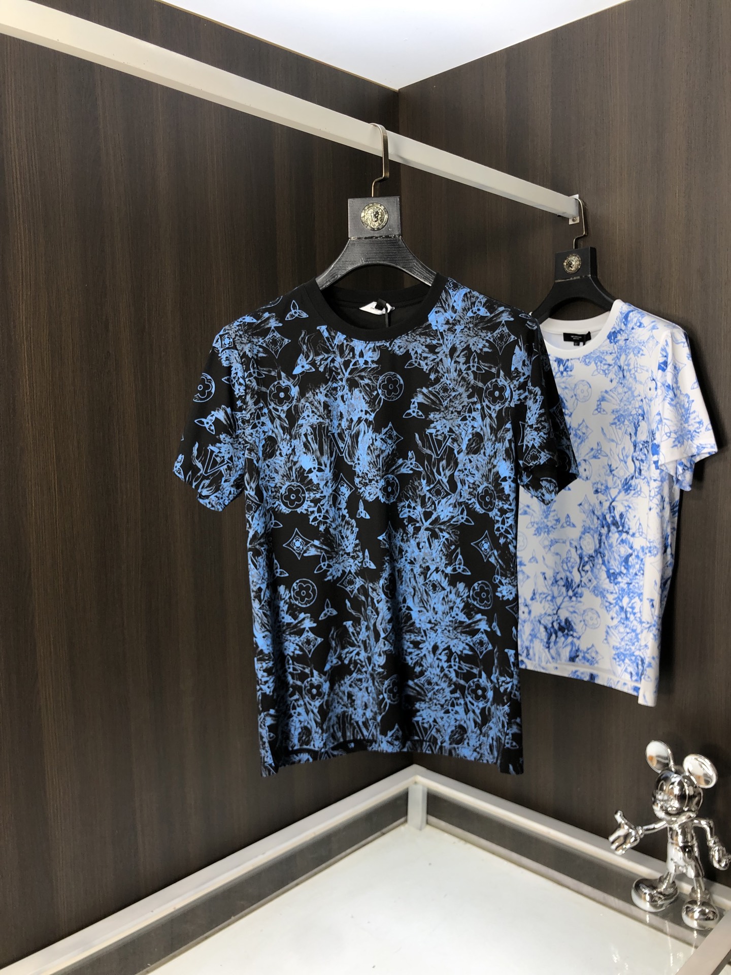 NO:131205,.Lv.2025 spring and summer new product fashionable round neck short sleeve high-end custom versatile style!  More practical and easy for anyone to control. Made with double mercerized fabric, luxurious and classic brand logo design, G is very high-end and must-have if you understand the goods!  The style and tailoring are slim styles, which are very exquisite, showing aura and highlighting the exquisiteness of business men. This is the unique feature, the right slim fit, and the upper body effect is very good!  Size M-4XL m wear 175/120 catties.,,louis vuitton,T-shirt,alexander wang19860909.Lv.2025春夏新品时尚圆领短袖高级定制百搭款式！更有实用感 任何人都可以轻松驾驭 采用双丝光面料制作,奢华经典品牌logo设计,G非常显档次懂货的必须入！版型剪裁属于修身款 非常精致,显气场,又会凸显商务男士的精致,这就是独到之处,恰到好处的修身,上身效果非常赞！ 尺码M-4XL m穿175/120斤.,,louis vuitton,T-shirt,alexander wang,Men's clothing