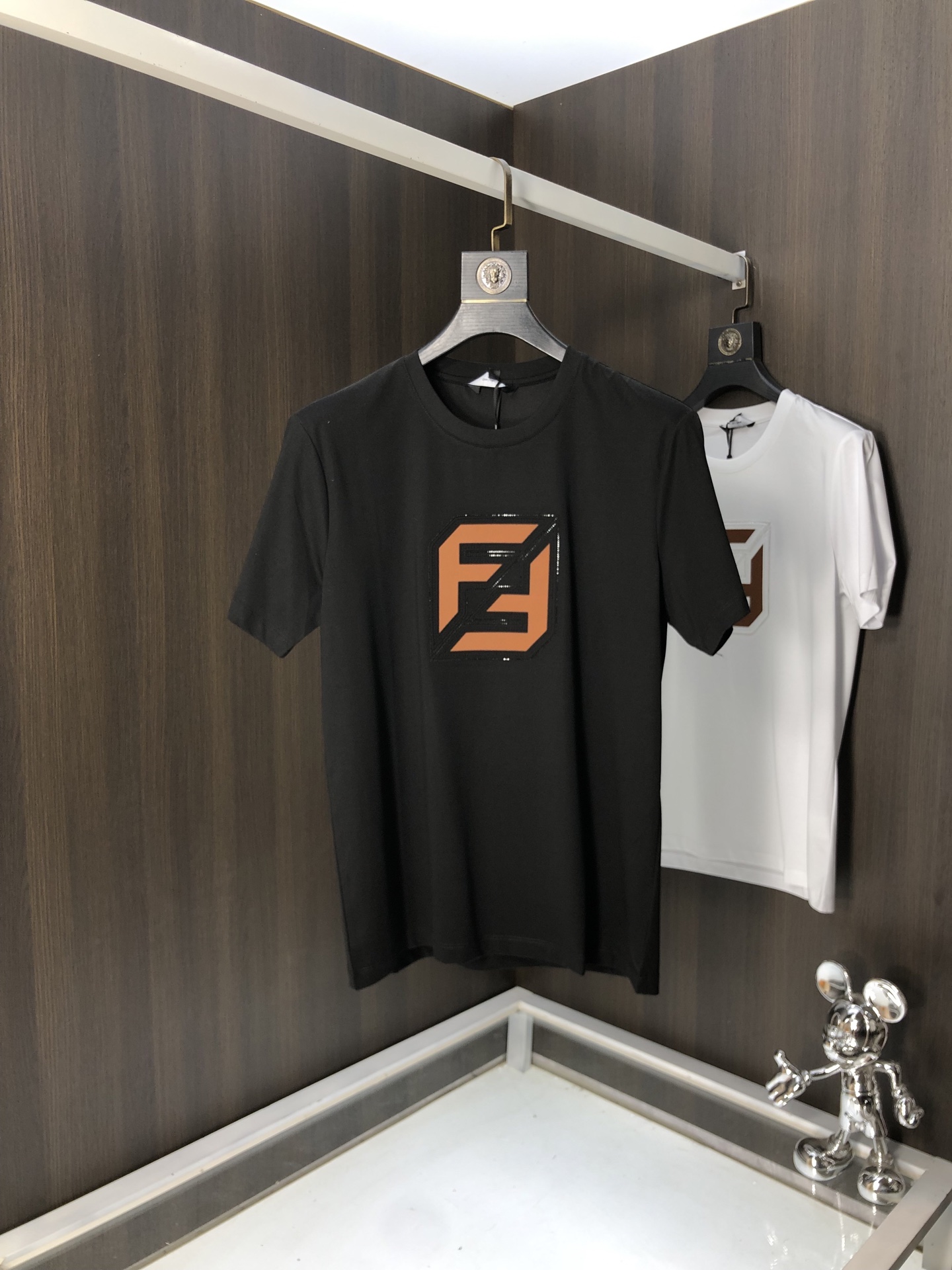 NO:131207,.Fendi. 2025 spring and summer new product fashionable round neck short sleeve high-end custom versatile style!  More practical and easy for anyone to control. Made with double mercerized fabric, luxurious and classic brand logo design, G is very high-end and must-have if you understand the goods!  The style and tailoring are slim styles, which are very exquisite, showing aura and highlighting the exquisiteness of business men. This is the unique feature, the right slim fit, and the upper body effect is very good!  Size M-4XL m wear 175/120 catties.,fendi,T-shirt,alexander wang19860909.芬迪.2025春夏新品时尚圆领短袖高级定制百搭款式！更有实用感 任何人都可以轻松驾驭 采用双丝光面料制作,奢华经典品牌logo设计,G非常显档次懂货的必须入！版型剪裁属于修身款 非常精致,显气场,又会凸显商务男士的精致,这就是独到之处,恰到好处的修身,上身效果非常赞！ 尺码M-4XL m穿175/120斤.,,fendi,T-shirt,alexander wang,Men's clothing