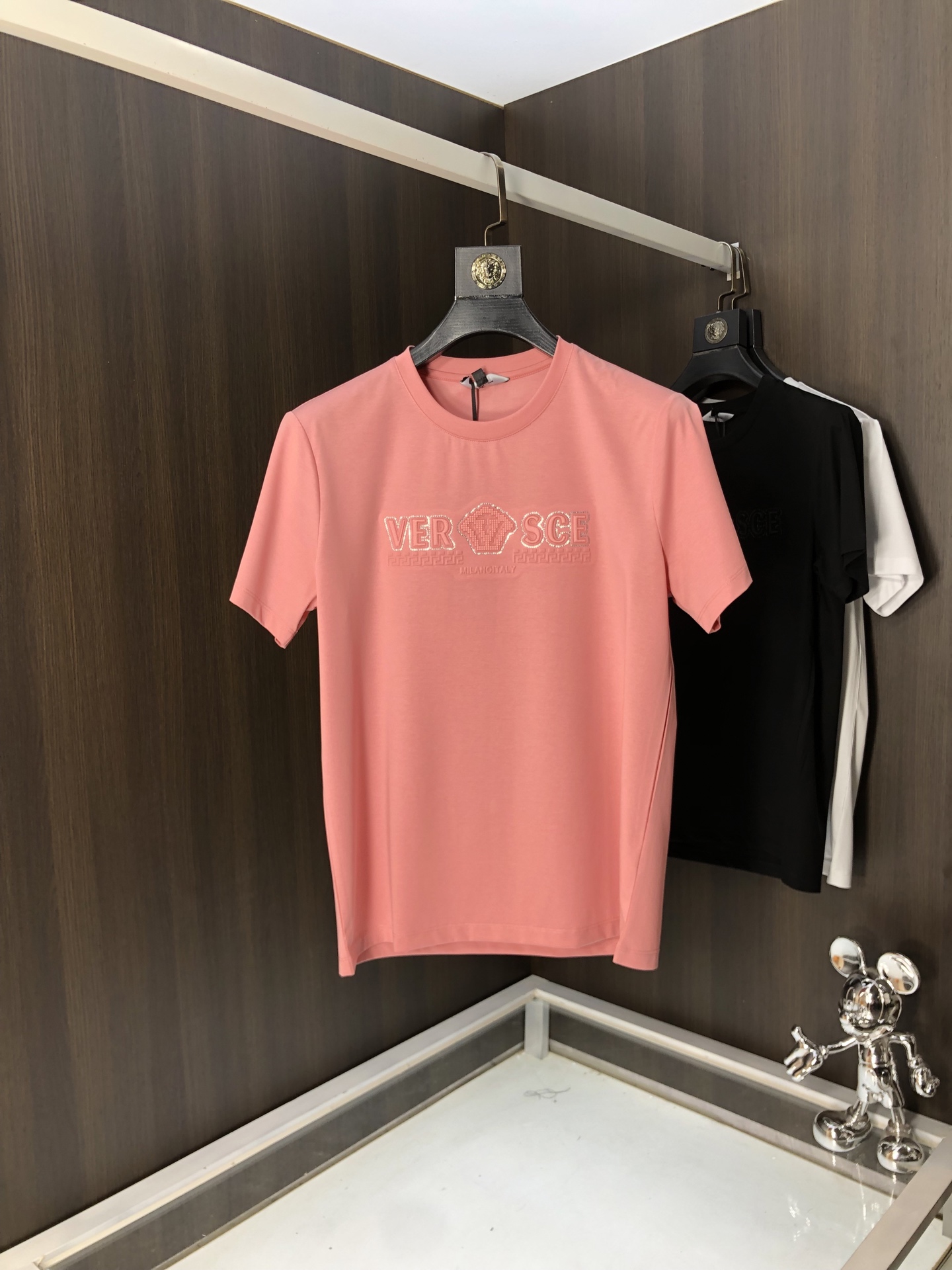 NO:131209,.Versace. 2025 spring and summer new product, fashionable round neck short sleeve high-end custom versatile style!  More practical and easy for anyone to control. Made with double mercerized fabric, luxurious and classic brand logo design, G is very high-end and must-have if you understand the goods!  The style and tailoring are slim styles, which are very exquisite, showing aura and highlighting the exquisiteness of business men. This is the unique feature, the right slim fit, and the upper body effect is very good!  Size M-4XL m wear 175/120 catties., versace, T-shirt, alexander wang19860909.范思哲.2025春夏新品时尚圆领短袖高级定制百搭款式！更有实用感 任何人都可以轻松驾驭 采用双丝光面料制作,奢华经典品牌logo设计,G非常显档次懂货的必须入！版型剪裁属于修身款 非常精致,显气场,又会凸显商务男士的精致,这就是独到之处,恰到好处的修身,上身效果非常赞！ 尺码M-4XL m穿175/120斤.,,versace,T-shirt,alexander wang,Men's clothing