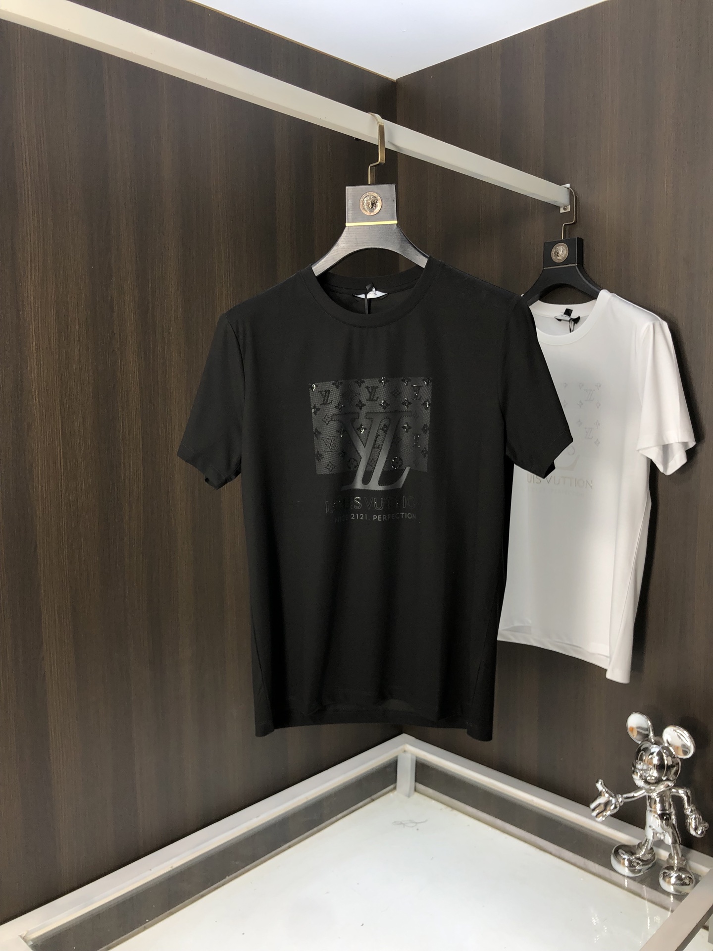 NO:131211,.Lv.2025 spring and summer new product fashionable round neck short sleeve high-end custom versatile style!  More practical and easy for anyone to control. Made with double mercerized fabric, luxurious and classic brand logo design, G is very high-end and must-have if you understand the goods!  The style and tailoring are slim styles, which are very exquisite, showing aura and highlighting the exquisiteness of business men. This is the unique feature, the right slim fit, and the upper body effect is very good!  Size M-4XL m wear 175/120 catties.,,louis vuitton,T-shirt,alexander wang19860909.Lv.2025春夏新品时尚圆领短袖高级定制百搭款式！更有实用感 任何人都可以轻松驾驭 采用双丝光面料制作,奢华经典品牌logo设计,G非常显档次懂货的必须入！版型剪裁属于修身款 非常精致,显气场,又会凸显商务男士的精致,这就是独到之处,恰到好处的修身,上身效果非常赞！ 尺码M-4XL m穿175/120斤.,,louis vuitton,T-shirt,alexander wang,Men's clothing