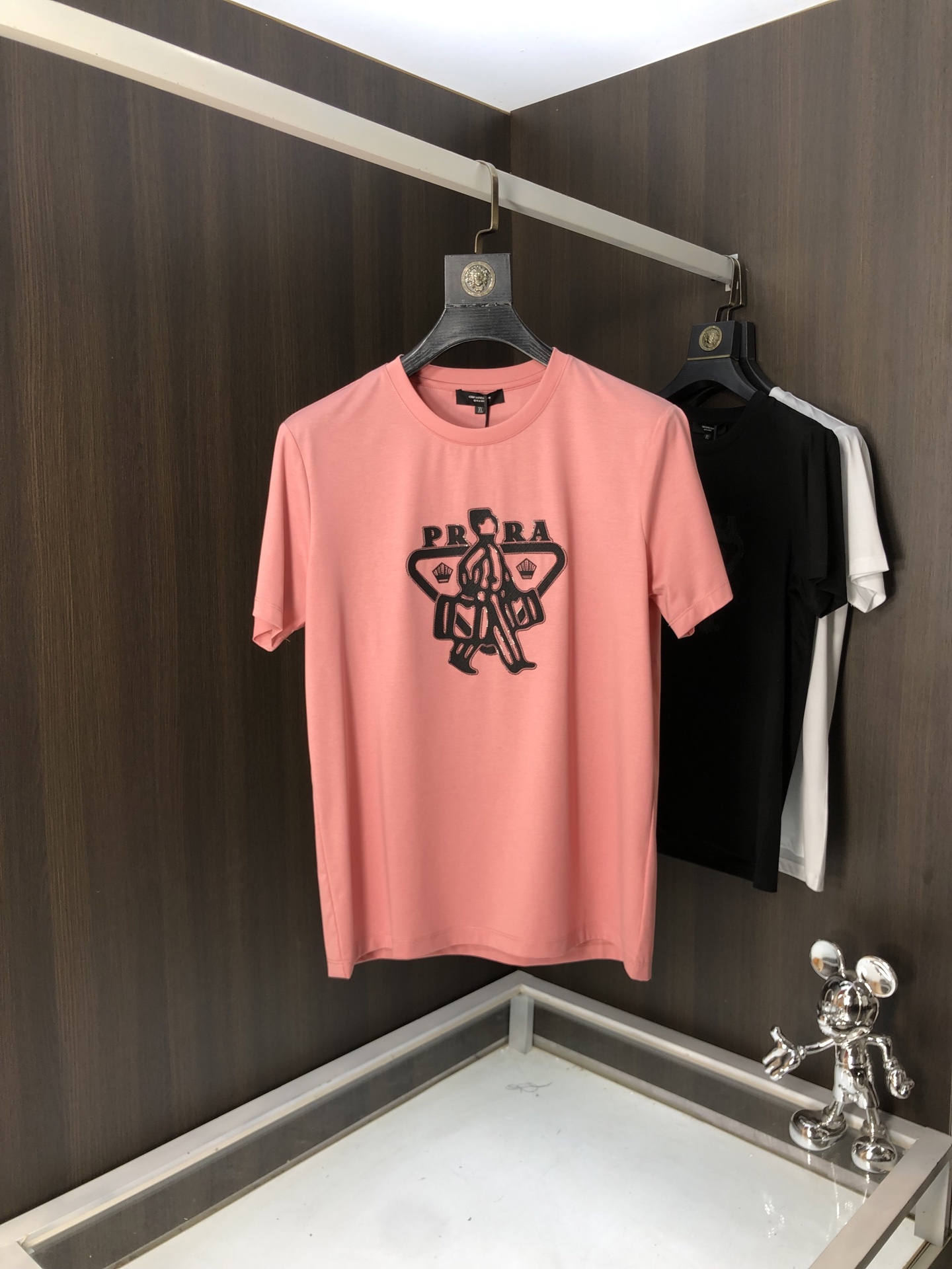 NO:131213,.Prada. 2025 spring and summer new product, fashionable round neck short sleeve high-end custom versatile style!  More practical and easy for anyone to control. Made with double mercerized fabric, luxurious and classic brand logo design, G is very high-end and must-have if you understand the goods!  The style and tailoring are slim styles, which are very exquisite, showing aura and highlighting the exquisiteness of business men. This is the unique feature, the right slim fit, and the upper body effect is very good!  Size M-4XL m wear 175/120 catties.,,prada,T-shirt,alexander wang19860909.普拉达.2025春夏新品时尚圆领短袖高级定制百搭款式！更有实用感 任何人都可以轻松驾驭 采用双丝光面料制作,奢华经典品牌logo设计,G非常显档次懂货的必须入！版型剪裁属于修身款 非常精致,显气场,又会凸显商务男士的精致,这就是独到之处,恰到好处的修身,上身效果非常赞！ 尺码M-4XL m穿175/120斤.,,prada,T-shirt,alexander wang,Men's clothing