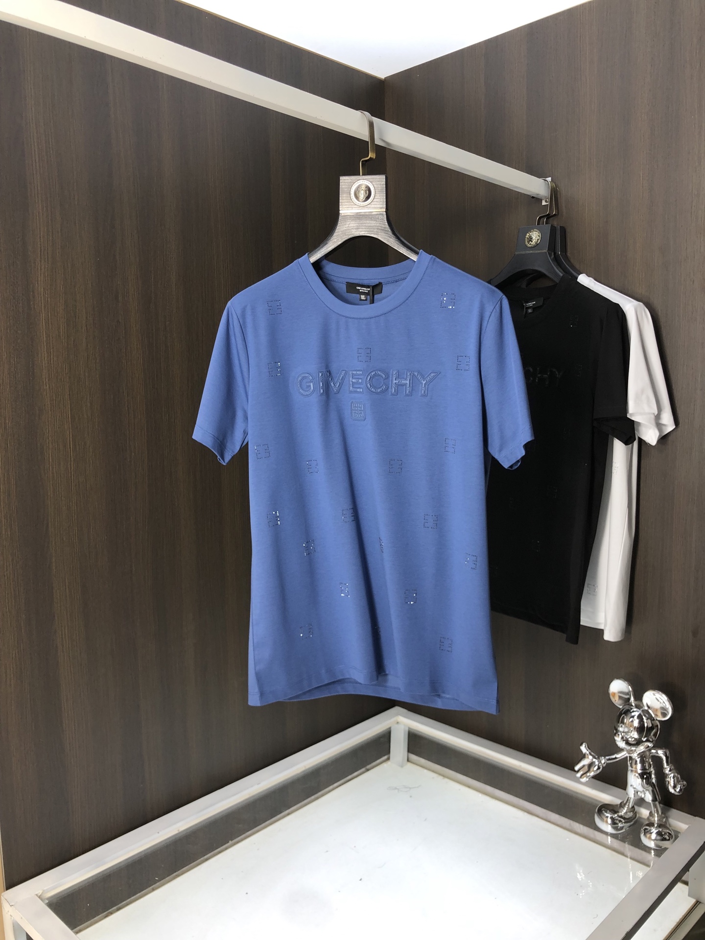 NO:131215,.Givenchy. 2025 spring and summer new product, fashionable round neck short sleeve high-end custom versatile style!  More practical and easy for anyone to control. Made with double mercerized fabric, luxurious and classic brand logo design, G is very high-end and must-have if you understand the goods!  The style and tailoring are slim styles, which are very exquisite, showing aura and highlighting the exquisiteness of business men. This is the unique feature, the right slim fit, and the upper body effect is very good!  Size M-4XL m wear 175/120 catties., givennchy, T-shirt, alexander wang19860909.纪梵希.2025春夏新品时尚圆领短袖高级定制百搭款式！更有实用感 任何人都可以轻松驾驭 采用双丝光面料制作,奢华经典品牌logo设计,G非常显档次懂货的必须入！版型剪裁属于修身款 非常精致,显气场,又会凸显商务男士的精致,这就是独到之处,恰到好处的修身,上身效果非常赞！ 尺码M-4XL m穿175/120斤.,,givenchy,T-shirt,alexander wang,Men's clothing