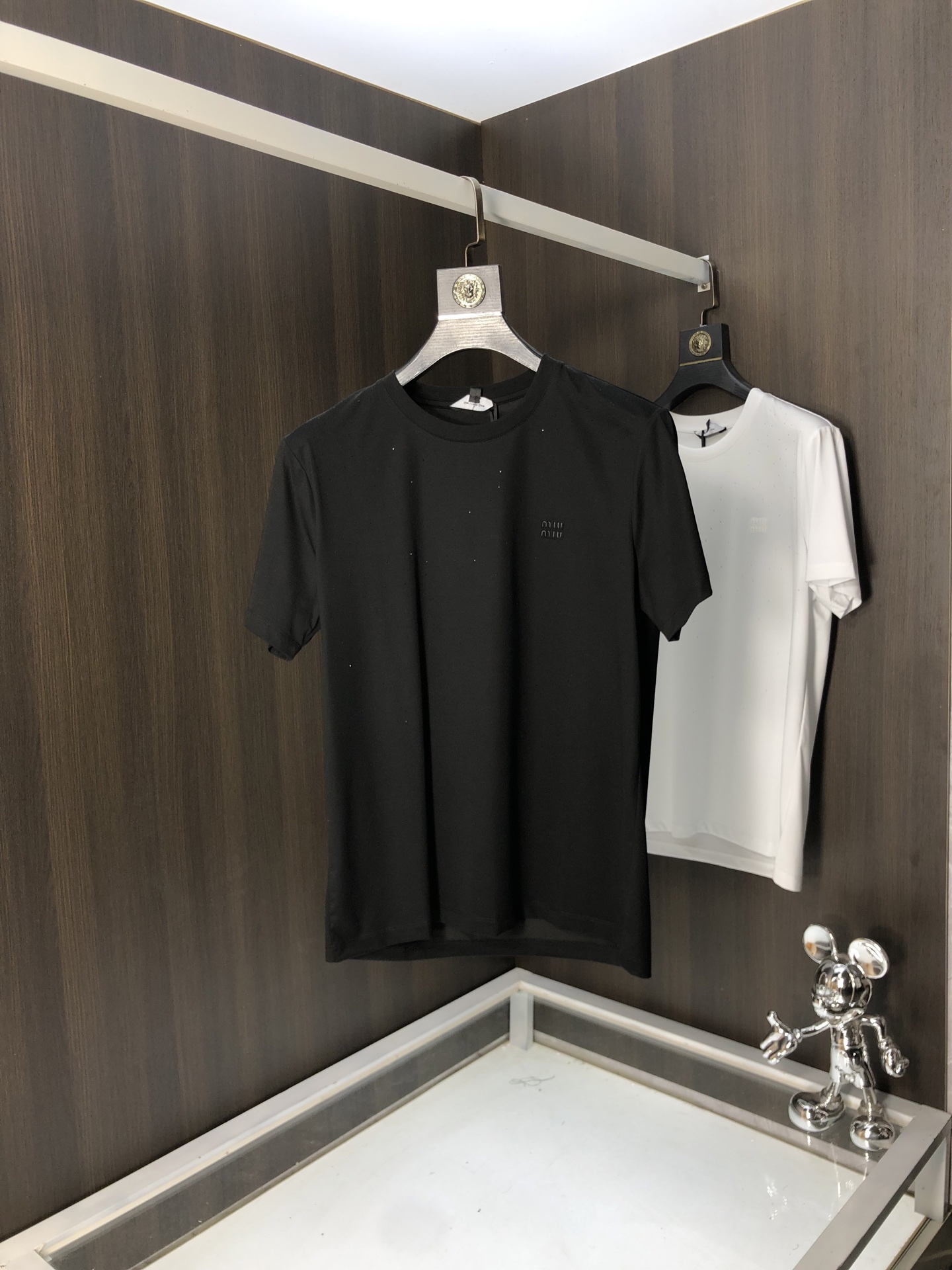 NO:131217,.miumiu.2025 spring and summer new product fashionable round neck short sleeve high-end custom versatile style!  More practical and easy for anyone to control. Made with double mercerized fabric, luxurious and classic brand logo design, G is very high-end and must-have if you understand the goods!  The style and tailoring are slim styles, which are very exquisite, showing aura and highlighting the exquisiteness of business men. This is the unique feature, the right slim fit, and the upper body effect is very good!  Size M-4XL m wear 175/120 catties.,miumiu,T-shirt,alexander wang19860909.miumiu.2025春夏新品时尚圆领短袖高级定制百搭款式！更有实用感 任何人都可以轻松驾驭 采用双丝光面料制作,奢华经典品牌logo设计,G非常显档次懂货的必须入！版型剪裁属于修身款 非常精致,显气场,又会凸显商务男士的精致,这就是独到之处,恰到好处的修身,上身效果非常赞！ 尺码M-4XL m穿175/120斤.,,miumiu,T-shirt,alexander wang,Men's clothing