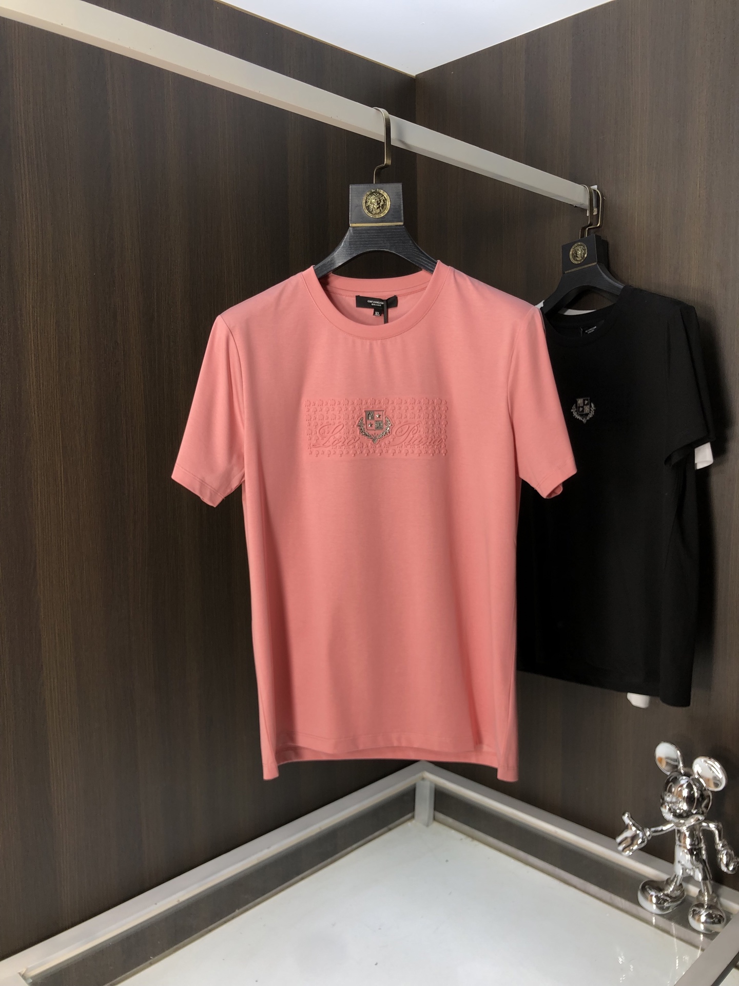 NO:131221,.LP.2025 spring and summer new product fashionable round neck short sleeve high-end custom versatile style!  More practical and easy for anyone to control. Made with double mercerized fabric, luxurious and classic brand logo design, G is very high-end and must-have if you understand the goods!  The style and tailoring are slim styles, which are very exquisite, showing aura and highlighting the exquisiteness of business men. This is the unique feature, the right slim fit, and the upper body effect is very good!  Size M-4XL m wear 175/120 catties.,loro piana,T-shirt,alexander wang19860909.LP.2025春夏新品时尚圆领短袖高级定制百搭款式！更有实用感 任何人都可以轻松驾驭 采用双丝光面料制作,奢华经典品牌logo设计,G非常显档次懂货的必须入！版型剪裁属于修身款 非常精致,显气场,又会凸显商务男士的精致,这就是独到之处,恰到好处的修身,上身效果非常赞！ 尺码M-4XL m穿175/120斤.,,loro piana,T-shirt,alexander wang,Men's clothing