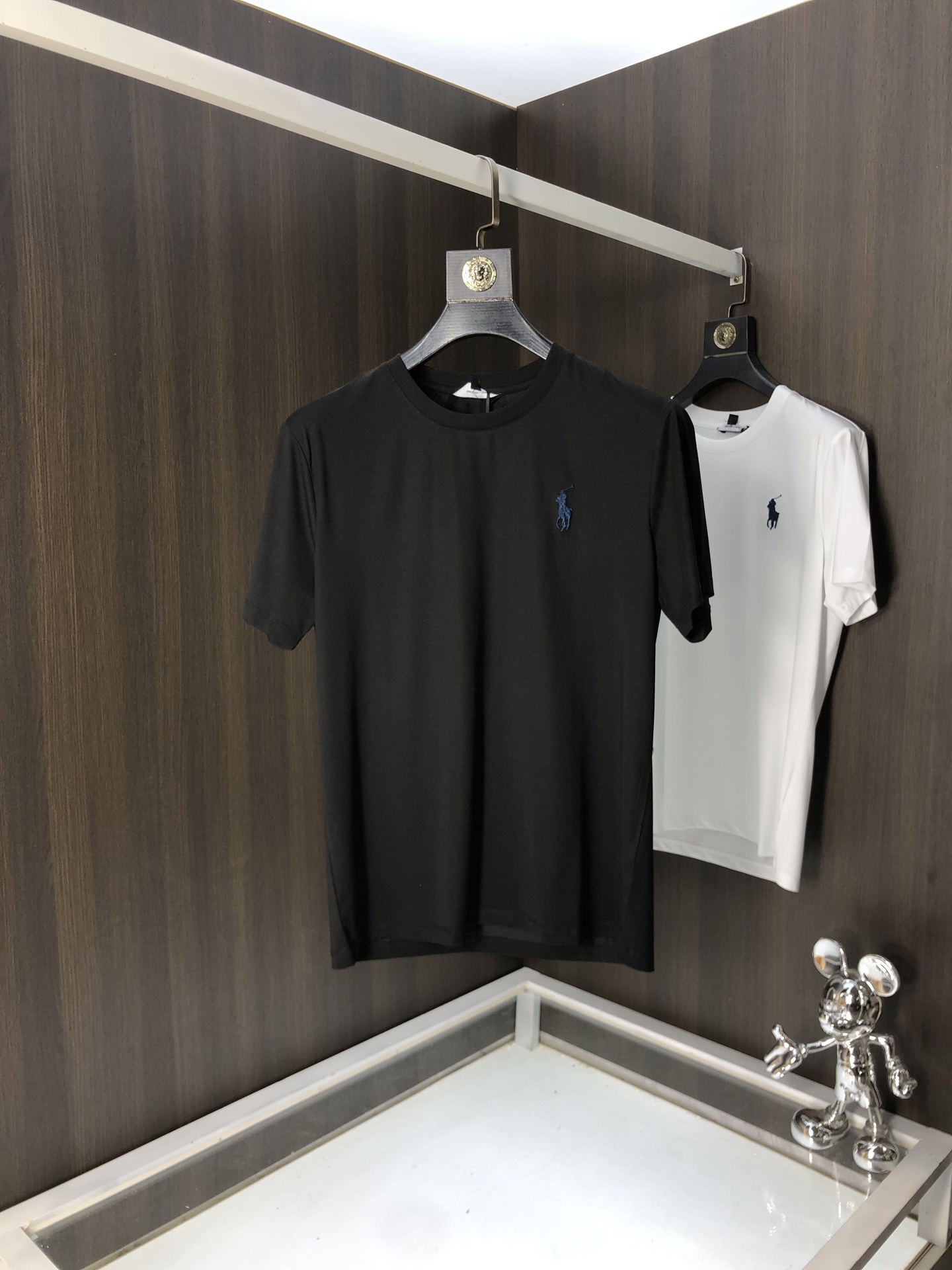 NO:131222,.Paul.2025 spring and summer new product fashionable round neck short sleeve high-end custom versatile style!  More practical and easy for anyone to control. Made with double mercerized fabric, luxurious and classic brand logo design, G is very high-end and must-have if you understand the goods!  The style and tailoring are slim styles, which are very exquisite, showing aura and highlighting the exquisiteness of business men. This is the unique feature, the right slim fit, and the upper body effect is very good!  Size M-4XL m wear 175/120 catties., T-shirt, alexander wang19860909.保罗.2025春夏新品时尚圆领短袖高级定制百搭款式！更有实用感 任何人都可以轻松驾驭 采用双丝光面料制作,奢华经典品牌logo设计,G非常显档次懂货的必须入！版型剪裁属于修身款 非常精致,显气场,又会凸显商务男士的精致,这就是独到之处,恰到好处的修身,上身效果非常赞！ 尺码M-4XL m穿175/120斤.,,T-shirt,alexander wang,Men's clothing