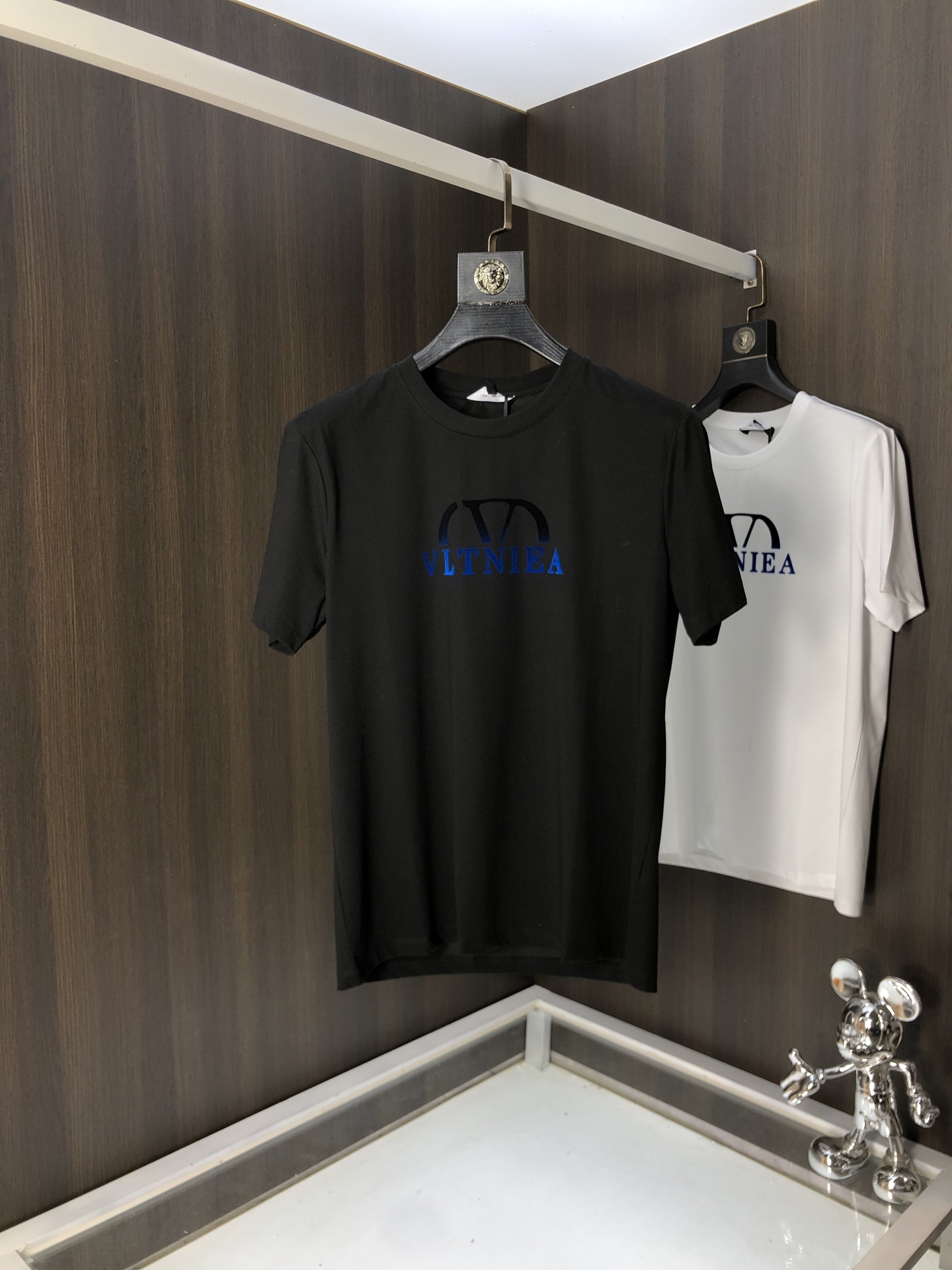 NO:131223,.Valentino. 2025 spring and summer new product, fashionable round neck short sleeve high-end custom versatile style!  More practical and easy for anyone to control. Made with double mercerized fabric, luxurious and classic brand logo design, G is very high-end and must-have if you understand the goods!  The style and tailoring are slim styles, which are very exquisite, showing aura and highlighting the exquisiteness of business men. This is the unique feature, the right slim fit, and the upper body effect is very good!  Size M-4XL m wear 175/120 catties., valentino, T-shirt, alexander wang19860909.华伦天奴.2025春夏新品时尚圆领短袖高级定制百搭款式！更有实用感 任何人都可以轻松驾驭 采用双丝光面料制作,奢华经典品牌logo设计,G非常显档次懂货的必须入！版型剪裁属于修身款 非常精致,显气场,又会凸显商务男士的精致,这就是独到之处,恰到好处的修身,上身效果非常赞！ 尺码M-4XL m穿175/120斤.,,valentino,T-shirt,alexander wang,Men's clothing