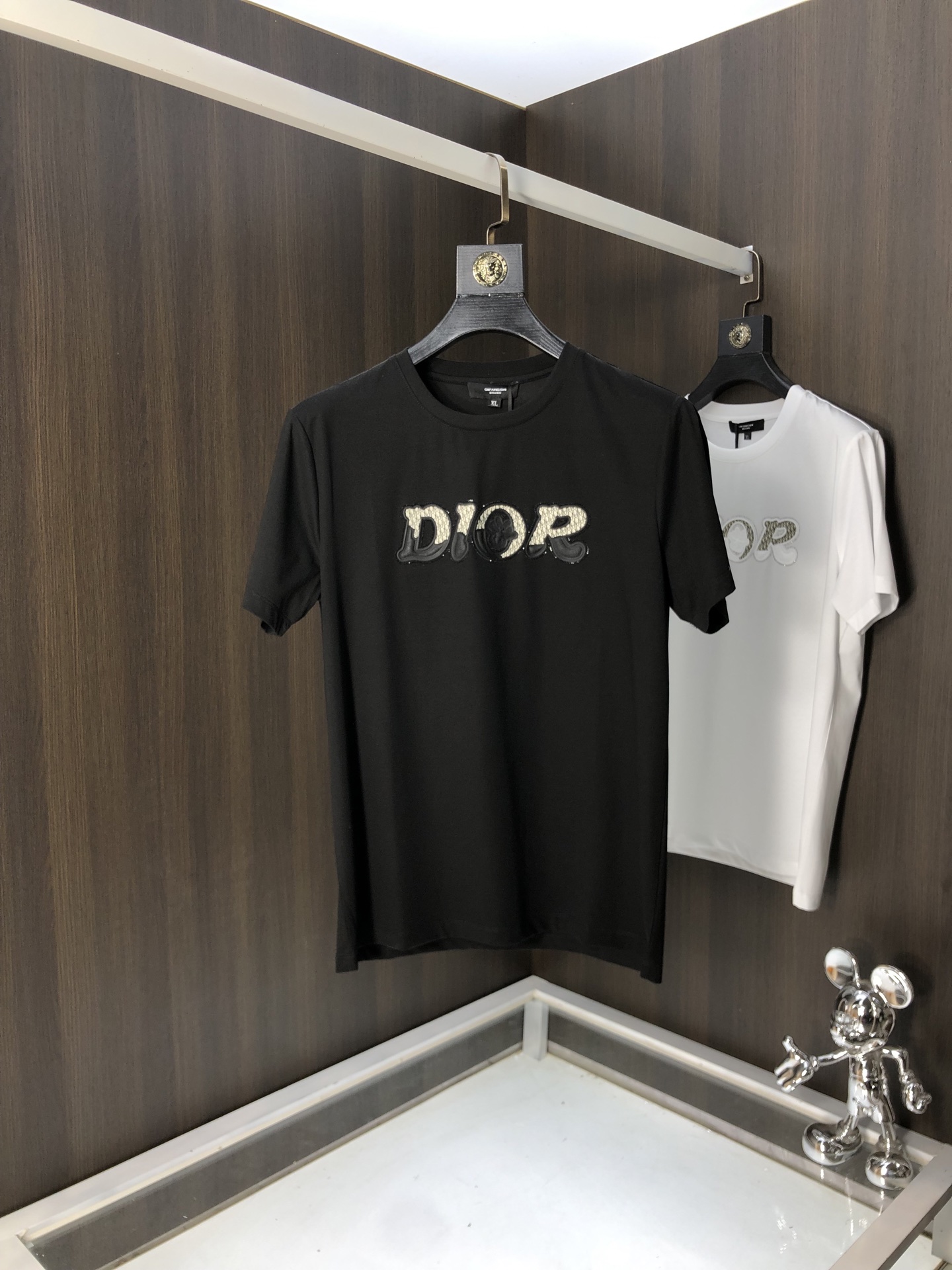 NO:131224,.Dior.2025 spring and summer new product fashionable round neck short sleeve high-end custom versatile style!  More practical and easy for anyone to control. Made with double mercerized fabric, luxurious and classic brand logo design, G is very high-end and must-have if you understand the goods!  The style and tailoring are slim styles, which are very exquisite, showing aura and highlighting the exquisiteness of business men. This is the unique feature, the right slim fit, and the upper body effect is very good!  Size M-4XL m wear 175/120 catties.,dior,T-shirt,alexander wang19860909.Dior.2025春夏新品时尚圆领短袖高级定制百搭款式！更有实用感 任何人都可以轻松驾驭 采用双丝光面料制作,奢华经典品牌logo设计,G非常显档次懂货的必须入！版型剪裁属于修身款 非常精致,显气场,又会凸显商务男士的精致,这就是独到之处,恰到好处的修身,上身效果非常赞！ 尺码M-4XL m穿175/120斤.,,dior,T-shirt,alexander wang,Men's clothing