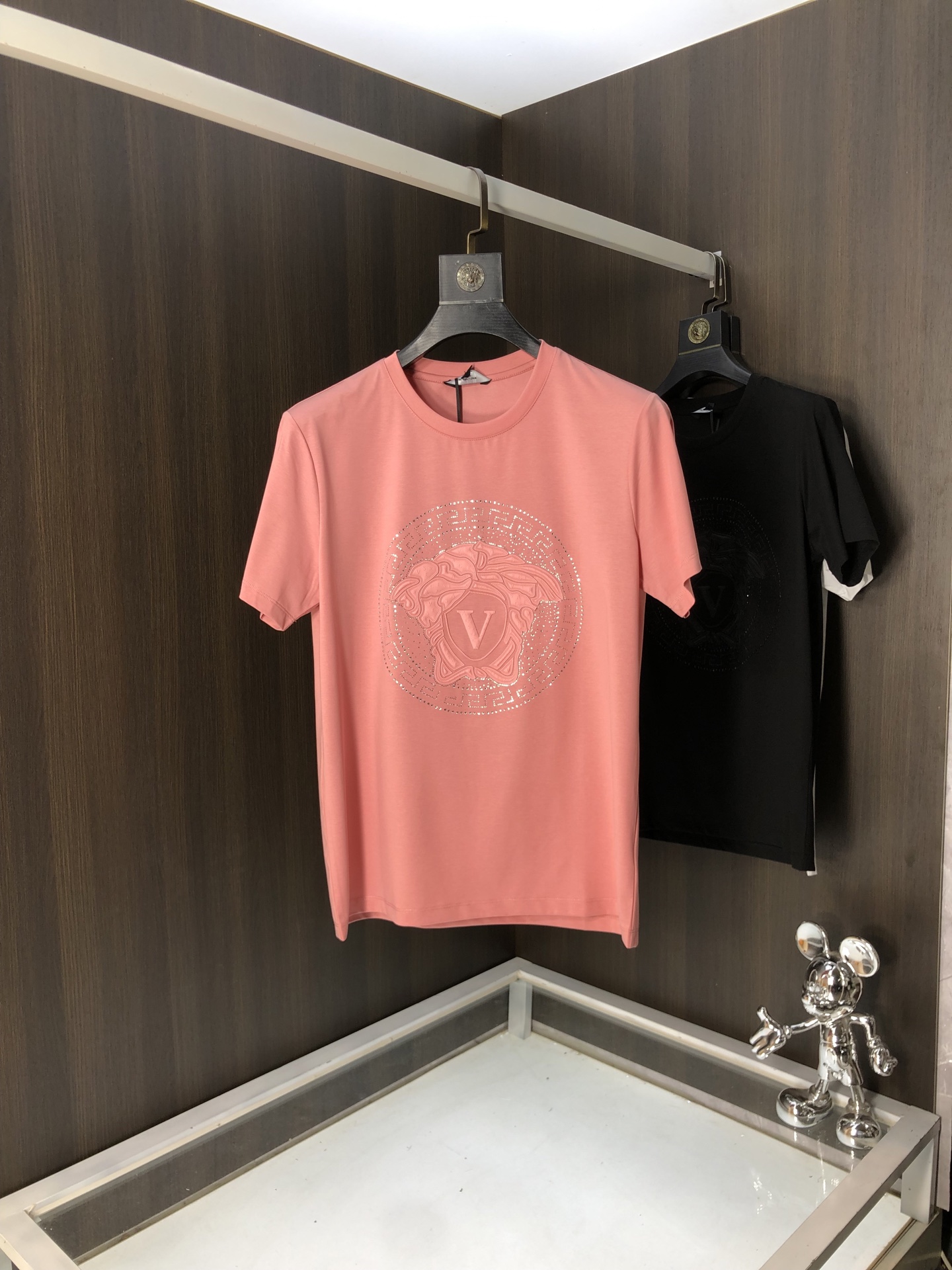 NO:131225,.Versace. 2025 spring and summer new product, fashionable round neck short sleeve high-end custom versatile style!  More practical and easy for anyone to control. Made with double mercerized fabric, luxurious and classic brand logo design, G is very high-end and must-have if you understand the goods!  The style and tailoring are slim styles, which are very exquisite, showing aura and highlighting the exquisiteness of business men. This is the unique feature, the right slim fit, and the upper body effect is very good!  Size M-4XL m wear 175/120 catties., versace, T-shirt, alexander wang19860909.范思哲.2025春夏新品时尚圆领短袖高级定制百搭款式！更有实用感 任何人都可以轻松驾驭 采用双丝光面料制作,奢华经典品牌logo设计,G非常显档次懂货的必须入！版型剪裁属于修身款 非常精致,显气场,又会凸显商务男士的精致,这就是独到之处,恰到好处的修身,上身效果非常赞！ 尺码M-4XL m穿175/120斤.,,versace,T-shirt,alexander wang,Men's clothing