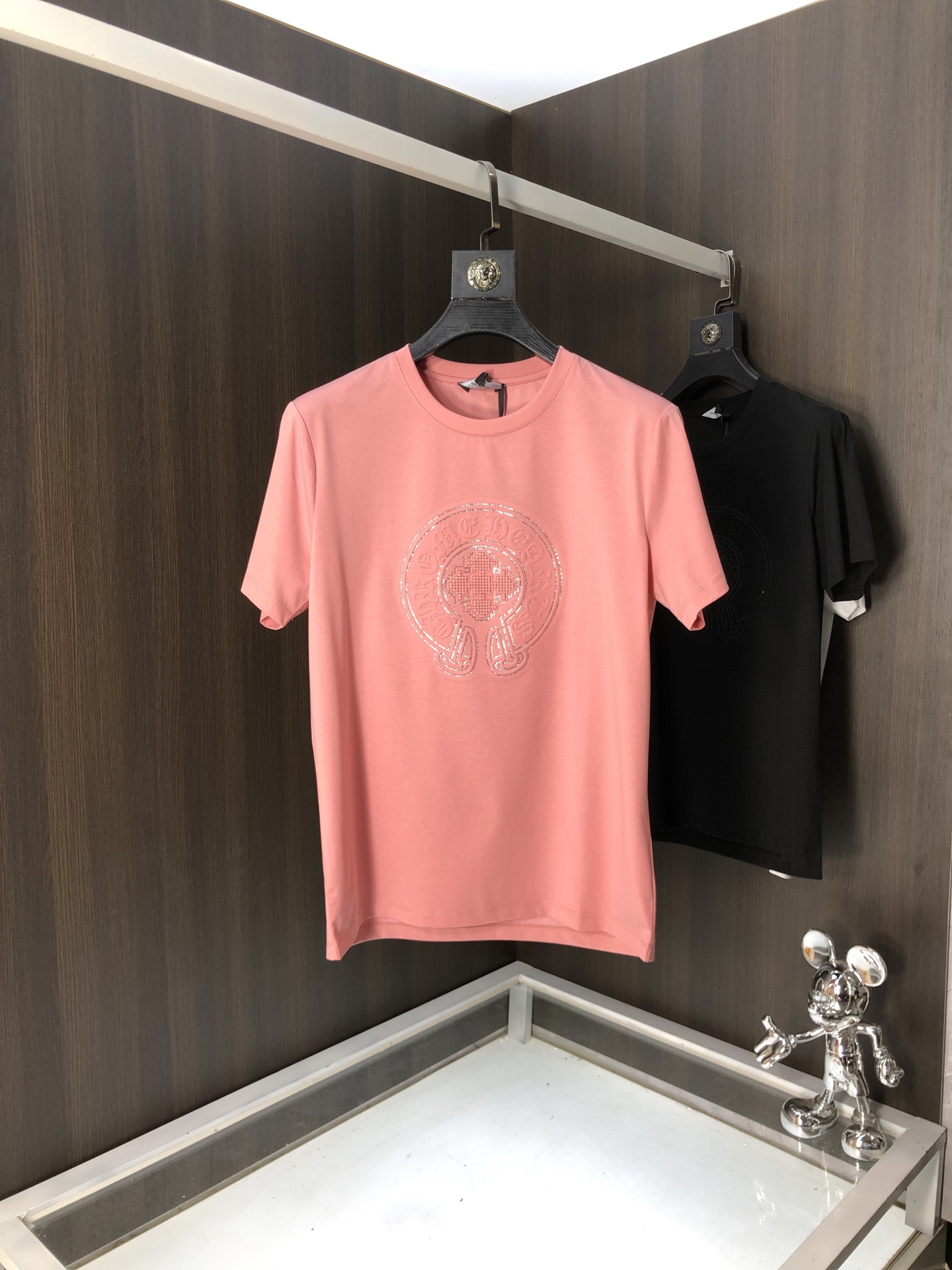 NO:131227,.克罗心.2025春夏新品时尚圆领短袖高级定制百搭款式！ 更有实用感 任何人都可以轻松驾驭 采用双丝光面料制作,奢华经典品牌logo设计,G非常显档次懂货的必须入！  The style and tailoring are slim styles, which are very exquisite, showing aura and highlighting the exquisiteness of business men. This is the unique feature, the right slim fit, and the upper body effect is very good!  尺码M-4XL m穿175/120斤.,,chrome hearts,T-shirt,alexander wang19860909.克罗心.2025春夏新品时尚圆领短袖高级定制百搭款式！更有实用感 任何人都可以轻松驾驭 采用双丝光面料制作,奢华经典品牌logo设计,G非常显档次懂货的必须入！版型剪裁属于修身款 非常精致,显气场,又会凸显商务男士的精致,这就是独到之处,恰到好处的修身,上身效果非常赞！ 尺码M-4XL m穿175/120斤.,,chrome hearts,T-shirt,alexander wang,Men's clothing