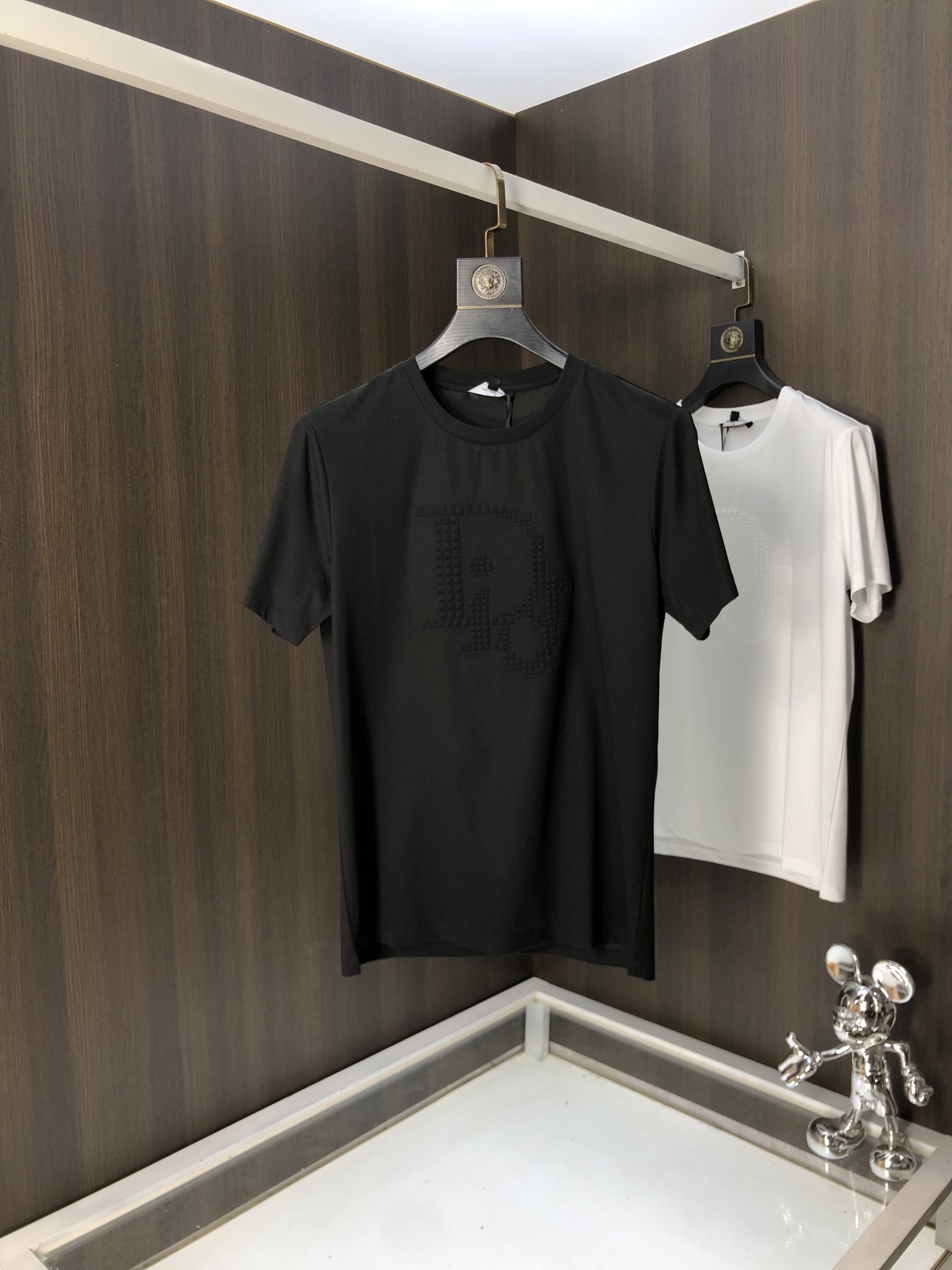 NO:131228,.Dior.2025 spring and summer new product fashionable round neck short sleeve high-end custom versatile style!  More practical and easy for anyone to control. Made with double mercerized fabric, luxurious and classic brand logo design, G is very high-end and must-have if you understand the goods!  The style and tailoring are slim styles, which are very exquisite, showing aura and highlighting the exquisiteness of business men. This is the unique feature, the right slim fit, and the upper body effect is very good!  Size M-4XL m wear 175/120 catties.,dior,T-shirt,alexander wang19860909.Dior.2025春夏新品时尚圆领短袖高级定制百搭款式！更有实用感 任何人都可以轻松驾驭 采用双丝光面料制作,奢华经典品牌logo设计,G非常显档次懂货的必须入！版型剪裁属于修身款 非常精致,显气场,又会凸显商务男士的精致,这就是独到之处,恰到好处的修身,上身效果非常赞！ 尺码M-4XL m穿175/120斤.,,dior,T-shirt,alexander wang,Men's clothing