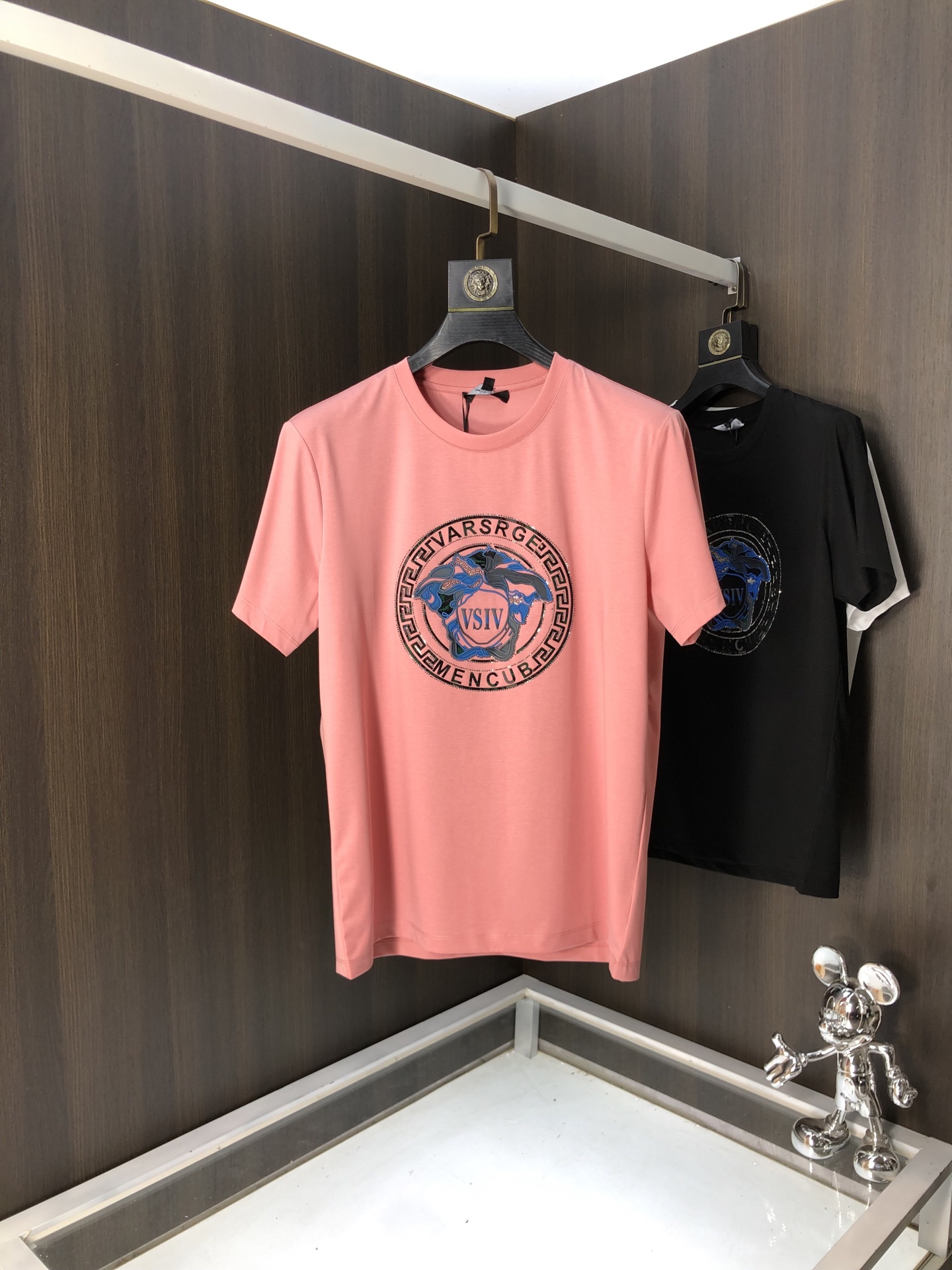 NO:131230,.Versace. 2025 spring and summer new product, fashionable round neck short sleeve high-end custom versatile style!  More practical and easy for anyone to control. Made with double mercerized fabric, luxurious and classic brand logo design, G is very high-end and must-have if you understand the goods!  The style and tailoring are slim styles, which are very exquisite, showing aura and highlighting the exquisiteness of business men. This is the unique feature, the right slim fit, and the upper body effect is very good!  Size M-4XL m wear 175/120 catties., versace, T-shirt, alexander wang19860909.范思哲.2025春夏新品时尚圆领短袖高级定制百搭款式！更有实用感 任何人都可以轻松驾驭 采用双丝光面料制作,奢华经典品牌logo设计,G非常显档次懂货的必须入！版型剪裁属于修身款 非常精致,显气场,又会凸显商务男士的精致,这就是独到之处,恰到好处的修身,上身效果非常赞！ 尺码M-4XL m穿175/120斤.,,versace,T-shirt,alexander wang,Men's clothing