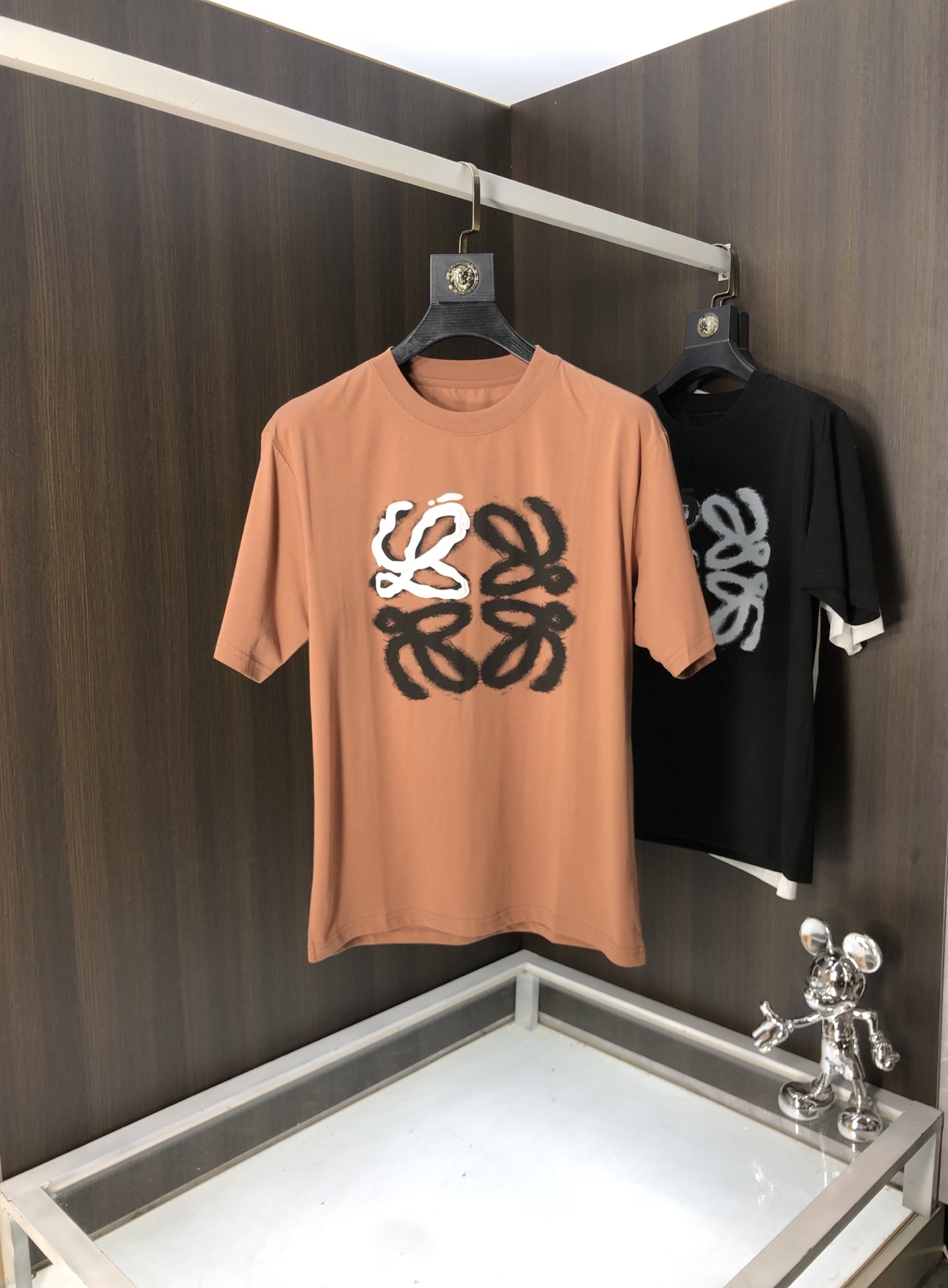 NO:131232,.Luo Yiwei. 2025 spring and summer new product, fashionable round neck short sleeve high-end custom versatile style!  More practical, anyone can easily control it. It is made of pure cotton fabric, luxurious and classic brand logo design, G is very high-end and must-have if you understand the goods!  The style and tailoring are slim styles, which are very exquisite, showing aura and highlighting the exquisiteness of business men. This is the unique feature, the right slim fit, and the upper body effect is very good!  Size M-4XL m wear 175/120 catties.,loewe,T-shirt,alexander wang19860909.罗意威.2025春夏新品时尚圆领短袖高级定制百搭款式！更有实用感 任何人都可以轻松驾驭 采用纯棉面料制作,奢华经典品牌logo设计,G非常显档次懂货的必须入！版型剪裁属于修身款 非常精致,显气场,又会凸显商务男士的精致,这就是独到之处,恰到好处的修身,上身效果非常赞！ 尺码M-4XL m穿175/120斤.,,loewe,T-shirt,alexander wang,Men's clothing