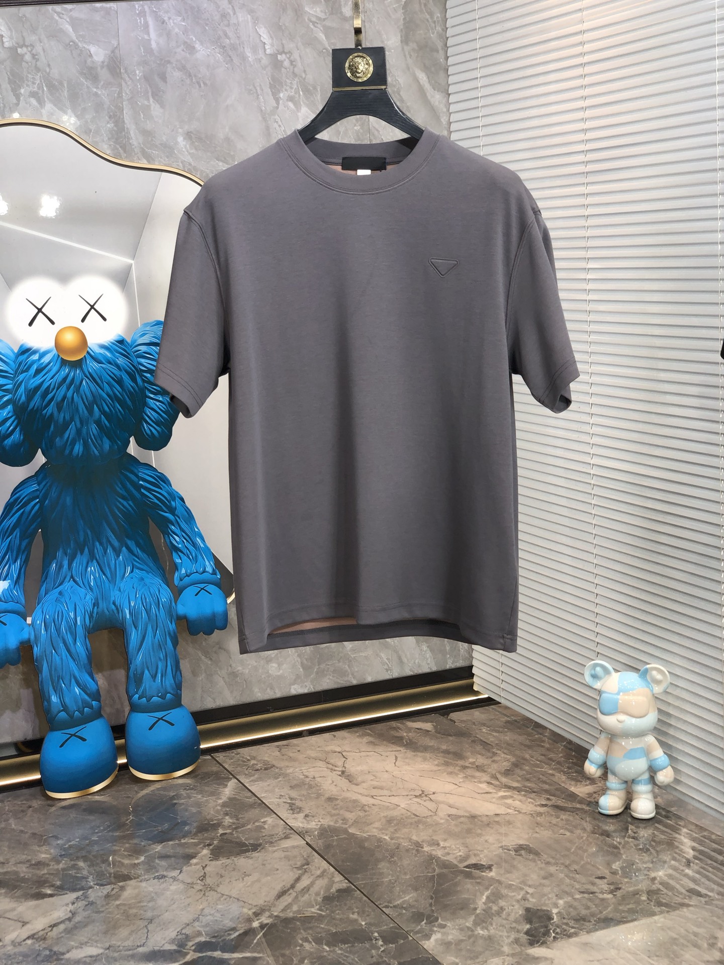 NO:154606,.Prada. Top products 2025 spring and summer new first-time counter latest short-sleeved round-neck T-shirt, high-end customization, avant-garde and fashionable design!  Brand logo heavy craftsmanship design, high-end customized original European cotton fabric, soft feel, comfortable to wear, b counter-level exquisite car line, fine workmanship, invincible and handsome upper body effect!  G-stylish men's essential items!  Code number M-4xL.m wear 175/130, prada, T-shirt,tees, t-shirt,alexander wang19860909.普拉达.顶级货品2025春夏新款首发专柜最新款短袖圆领T恤 高端订制 设计前卫时尚！品牌logo重工艺设计 高端定制原版欧棉面料.手感柔软.穿着舒适.b专柜级别精致车线.做工精细.上身效果无敌帅气！g型男必备单品！码数M-4xL.m穿175/130,,prada,T-shirt,tees，t-shirt,alexander wang,Men's clothing