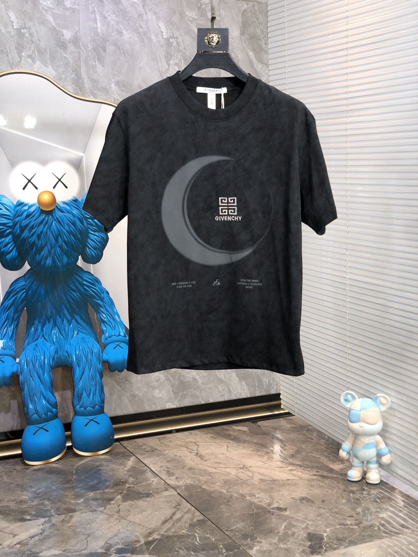 NO:154612,.Givenchy. Top products 2025 spring and summer new first-time counter latest short-sleeved round-neck T-shirt, high-end customization, avant-garde and fashionable design!  Brand logo heavy craftsmanship design, high-end customized original European cotton fabric, soft feel, comfortable to wear, b counter-level exquisite car line, fine workmanship, invincible and handsome upper body effect!  G-stylish men's essential items!  Code number M-4xL.m wear 175/130, given ,T-shirt,tees,t-shirt,alexander wang19860909.纪梵希.顶级货品2025春夏新款首发专柜最新款短袖圆领T恤 高端订制 设计前卫时尚！品牌logo重工艺设计 高端定制原版欧棉面料.手感柔软.穿着舒适.b专柜级别精致车线.做工精细.上身效果无敌帅气！g型男必备单品！码数M-4xL.m穿175/130,,givenchy,T-shirt,tees，t-shirt,alexander wang,Men's clothing