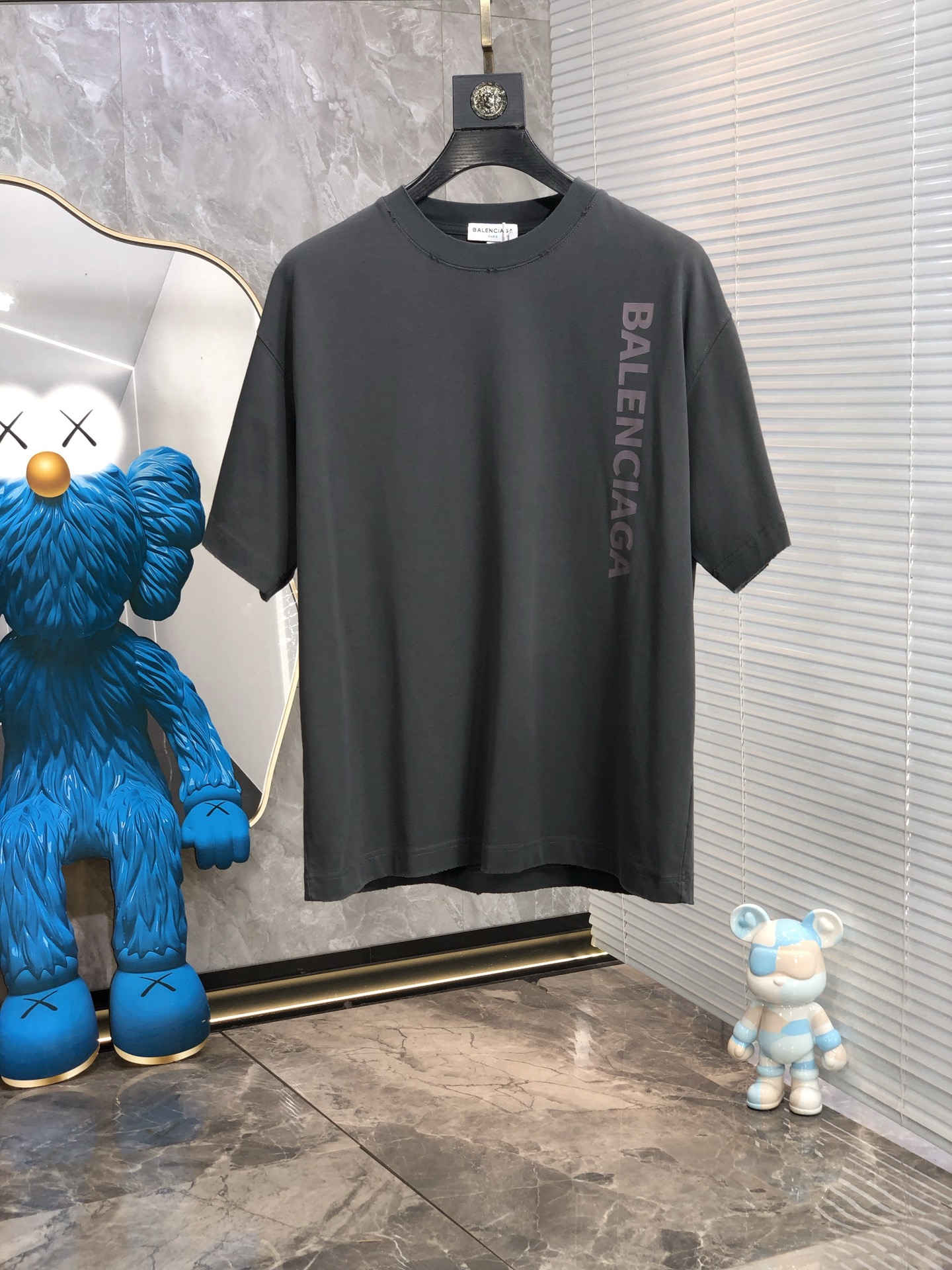 NO:154617,.Balenicaga. Top products 2025 spring and summer new first-time counter latest short-sleeved round-neck T-shirt, high-end customization, avant-garde and fashionable design!  Brand logo heavy craftsmanship design, high-end customized original European cotton fabric, soft feel, comfortable to wear, b counter-level exquisite car line, fine workmanship, invincible and handsome upper body effect!  G-stylish men's essential items!  Count M-4xL.m wear 175/130, balenciaga, T-shirt,tees, t-shirt,alexander wang19860909.巴黎世家.顶级货品2025春夏新款首发专柜最新款短袖圆领T恤 高端订制 设计前卫时尚！品牌logo重工艺设计 高端定制原版欧棉面料.手感柔软.穿着舒适.b专柜级别精致车线.做工精细.上身效果无敌帅气！g型男必备单品！码数M-4xL.m穿175/130,,balenciaga,T-shirt,tees，t-shirt,alexander wang,Men's clothing