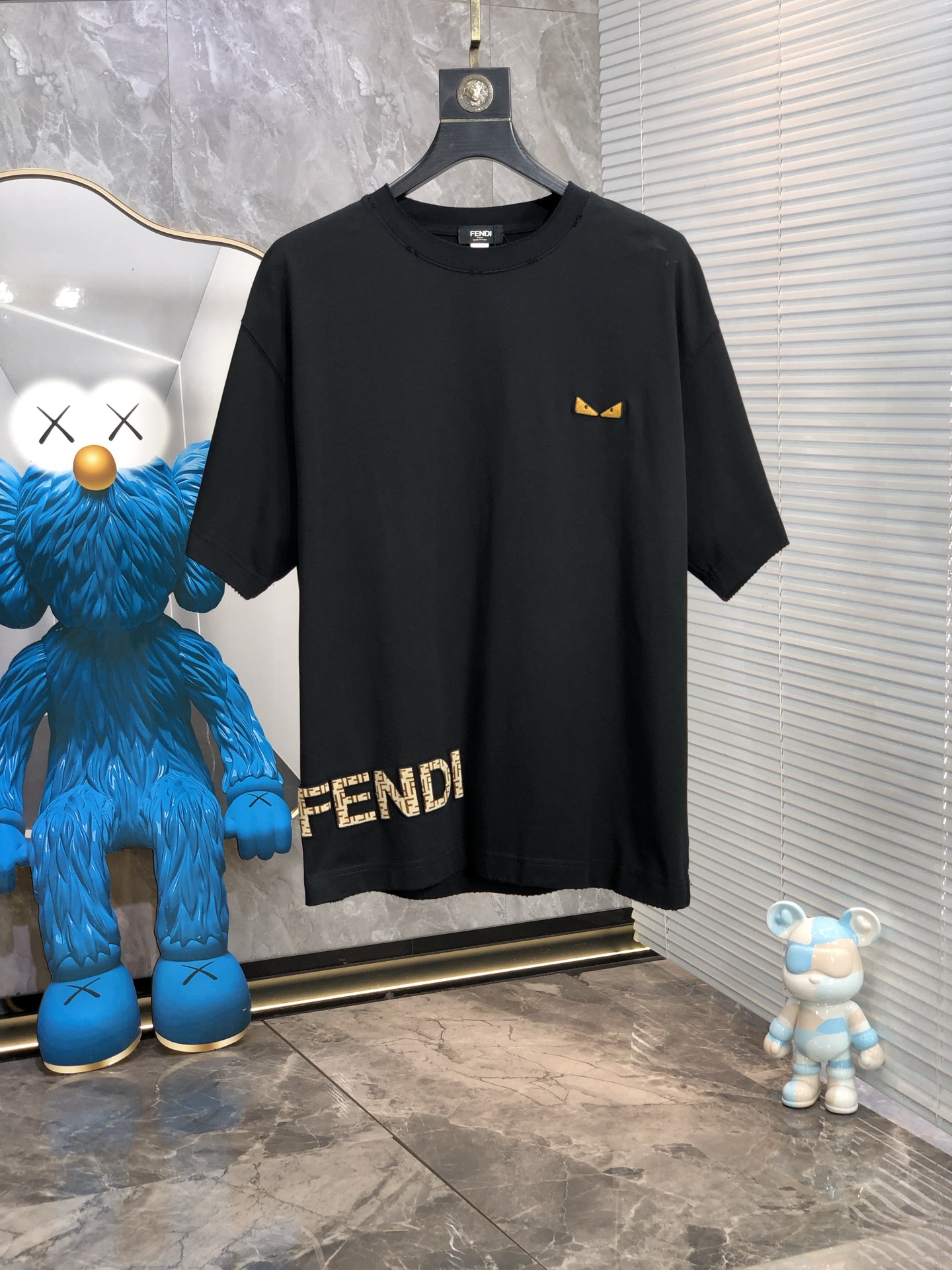 NO:154622,.Fendi. Top products 2025 spring and summer new first-time counter latest short-sleeved round-neck T-shirt, high-end customization, avant-garde and fashionable design!  Brand logo heavy craftsmanship design, high-end customized original European cotton fabric, soft feel, comfortable to wear, b counter-level exquisite car line, fine workmanship, invincible and handsome upper body effect!  G-stylish men's essential items!  Code number M-4xL.m wear 175/130, fendi, T-shirt,tees, t-shirt,alexander wang19860909.芬迪.顶级货品2025春夏新款首发专柜最新款短袖圆领T恤 高端订制 设计前卫时尚！品牌logo重工艺设计 高端定制原版欧棉面料.手感柔软.穿着舒适.b专柜级别精致车线.做工精细.上身效果无敌帅气！g型男必备单品！码数M-4xL.m穿175/130,,fendi,T-shirt,tees，t-shirt,alexander wang,Men's clothing