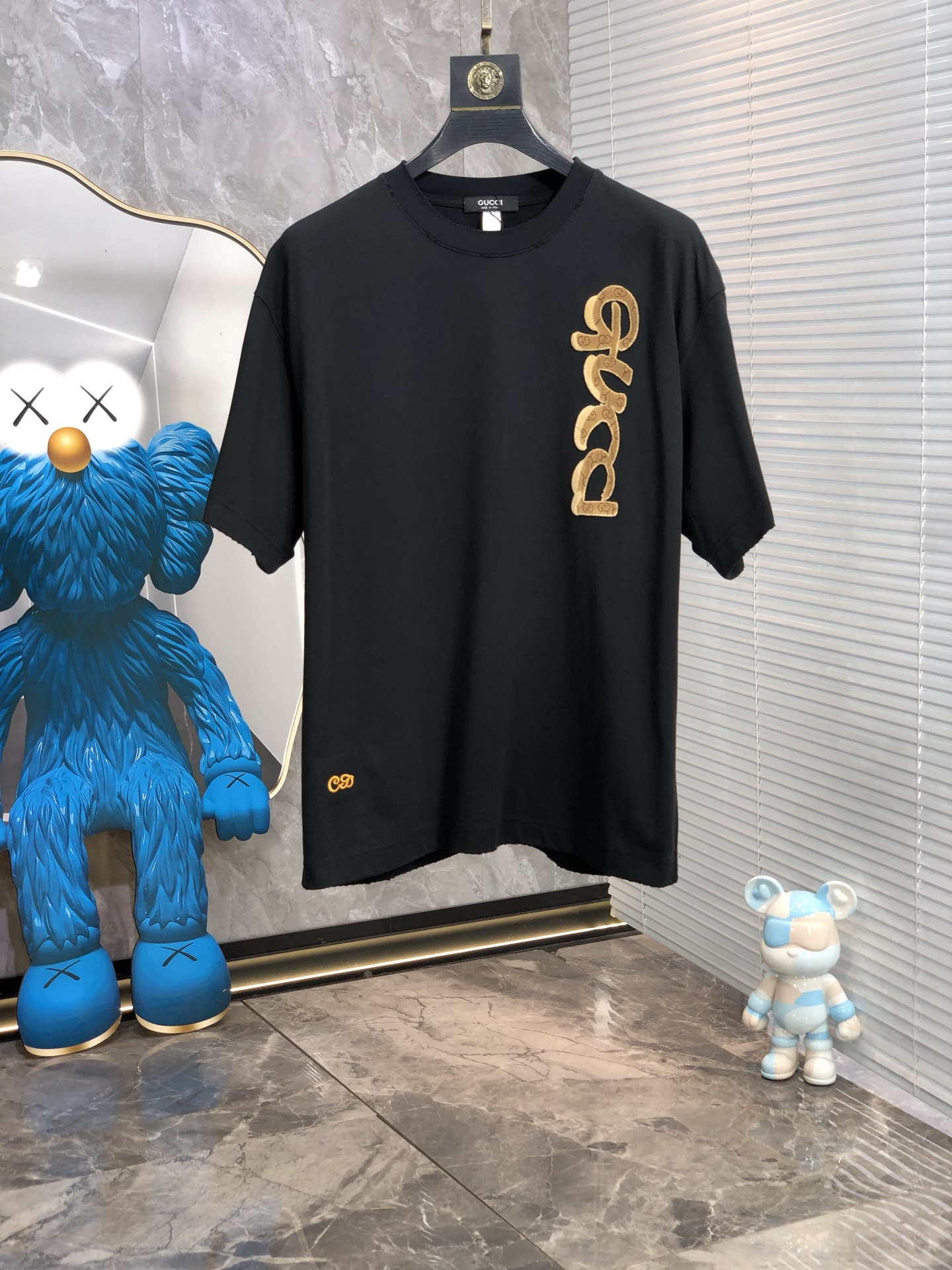 NO:154627,.Gucci. Top products 2025 spring and summer new first-time counter latest short-sleeved round-neck T-shirt, high-end customization, avant-garde and fashionable design!  Brand logo heavy craftsmanship design, high-end customized original European cotton fabric, soft feel, comfortable to wear, b counter-level exquisite car line, fine workmanship, invincible and handsome upper body effect!  G-stylish men's essential items!  Code number M-4xL.m wear 175/130, gucci, T-shirt,tees, t-shirt,alexander wang19860909.Gucci.顶级货品2025春夏新款首发专柜最新款短袖圆领T恤 高端订制 设计前卫时尚！品牌logo重工艺设计 高端定制原版欧棉面料.手感柔软.穿着舒适.b专柜级别精致车线.做工精细.上身效果无敌帅气！g型男必备单品！码数M-4xL.m穿175/130,,gucci,T-shirt,tees，t-shirt,alexander wang,Men's clothing