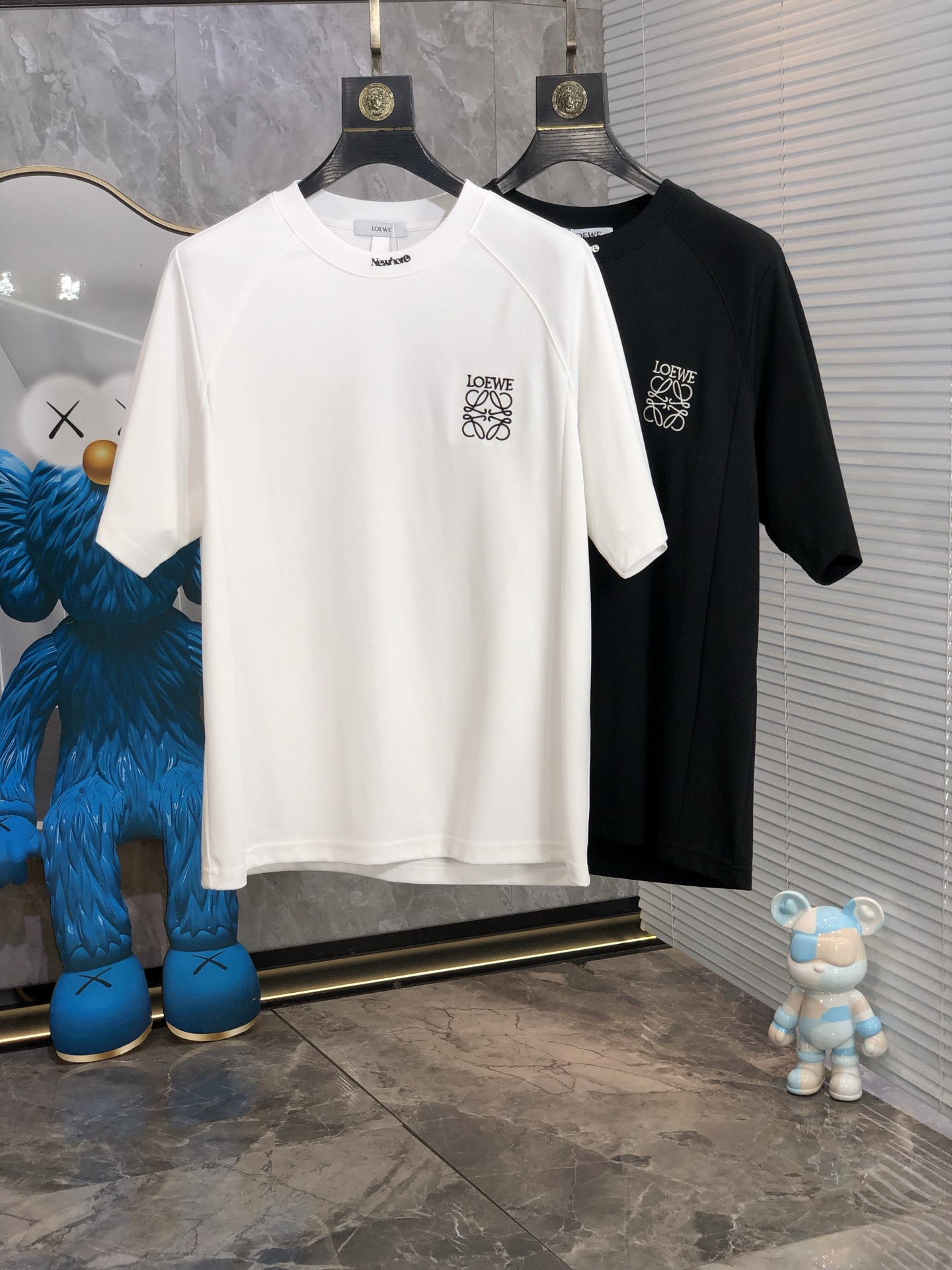 NO:154632,.Luo Yiwei. Top products 2025 spring and summer new first-time counter latest short-sleeved round-neck T-shirt, high-end customization, avant-garde and fashionable design!  Brand logo heavy craftsmanship design, high-end customized original European cotton fabric, soft feel, comfortable to wear, b counter-level exquisite car line, fine workmanship, invincible and handsome upper body effect!  G-stylish men's essential items!  Count M-4xL.m wear 175/130, loewe, T-shirt,tees, t-shirt,alexander wang19860909.罗意威.顶级货品2025春夏新款首发专柜最新款短袖圆领T恤 高端订制 设计前卫时尚！品牌logo重工艺设计 高端定制原版欧棉面料.手感柔软.穿着舒适.b专柜级别精致车线.做工精细.上身效果无敌帅气！g型男必备单品！码数M-4xL.m穿175/130,,loewe,T-shirt,tees，t-shirt,alexander wang,Men's clothing