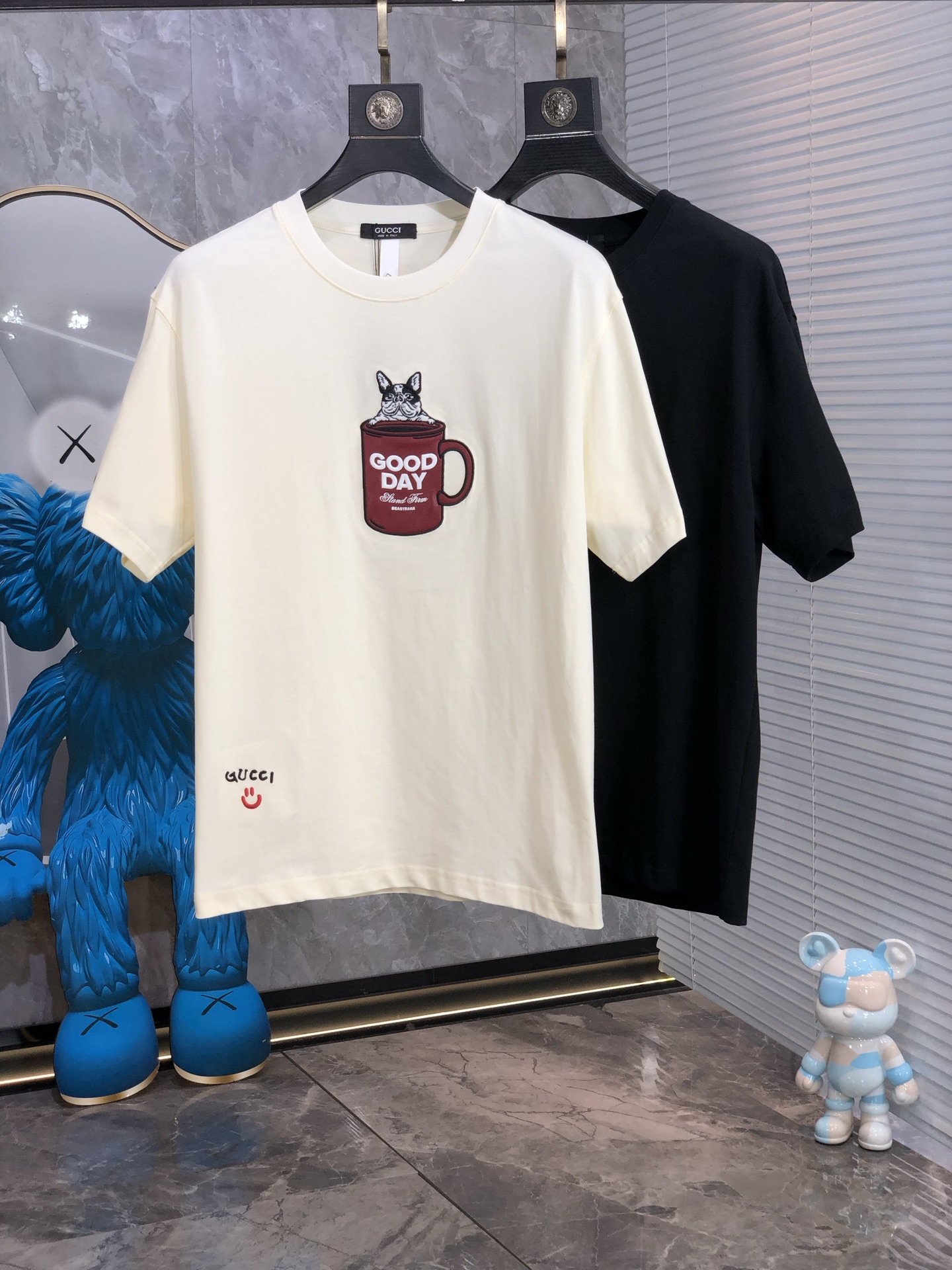 NO:154642,.Gucci. Top products 2025 spring and summer new first-time counter latest short-sleeved round-neck T-shirt, high-end customization, avant-garde and fashionable design!  Brand logo heavy craftsmanship design, high-end customized original European cotton fabric, soft feel, comfortable to wear, b counter-level exquisite car line, fine workmanship, invincible and handsome upper body effect!  G-stylish men's essential items!  Code number M-4xL.m wear 175/130, gucci, T-shirt,tees, t-shirt,alexander wang19860909.Gucci.顶级货品2025春夏新款首发专柜最新款短袖圆领T恤 高端订制 设计前卫时尚！品牌logo重工艺设计 高端定制原版欧棉面料.手感柔软.穿着舒适.b专柜级别精致车线.做工精细.上身效果无敌帅气！g型男必备单品！码数M-4xL.m穿175/130,,gucci,T-shirt,tees，t-shirt,alexander wang,Men's clothing