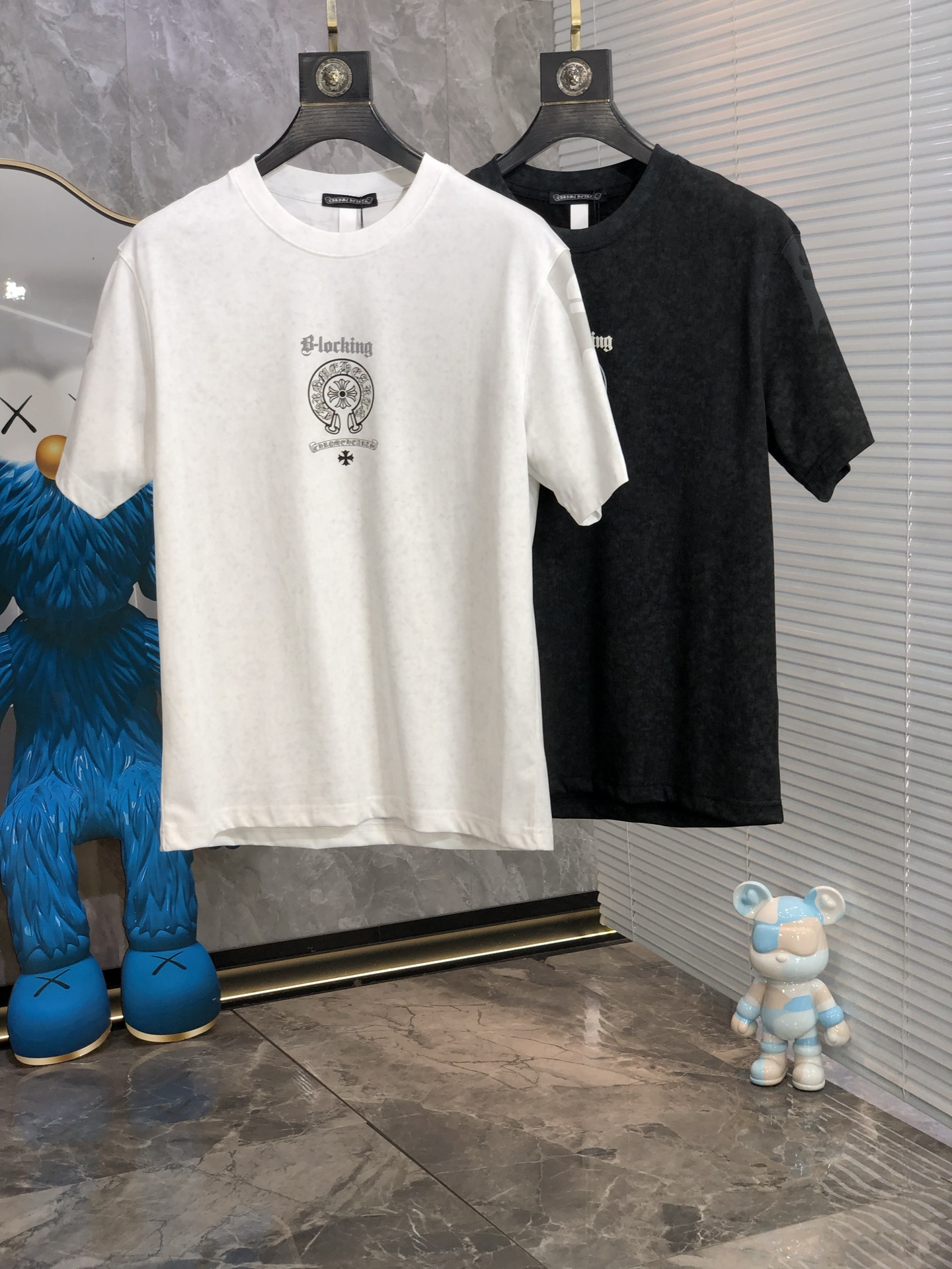 NO:154647,.Croxin. Top products 2025 spring and summer new first-time counter latest short-sleeved round-neck T-shirt, high-end customization, avant-garde and fashionable design!  Brand logo heavy craftsmanship design, high-end customized original European cotton fabric, soft feel, comfortable to wear, b counter-level exquisite car line, fine workmanship, invincible and handsome upper body effect!  G-stylish men's essential items!  Count M-4xL.m wear 175/130, chrome hearts, T-shirt,tees, t-shirt,alexander wang19860909.克罗心.顶级货品2025春夏新款首发专柜最新款短袖圆领T恤 高端订制 设计前卫时尚！品牌logo重工艺设计 高端定制原版欧棉面料.手感柔软.穿着舒适.b专柜级别精致车线.做工精细.上身效果无敌帅气！g型男必备单品！码数M-4xL.m穿175/130,,chrome hearts,T-shirt,tees，t-shirt,alexander wang,Men's clothing