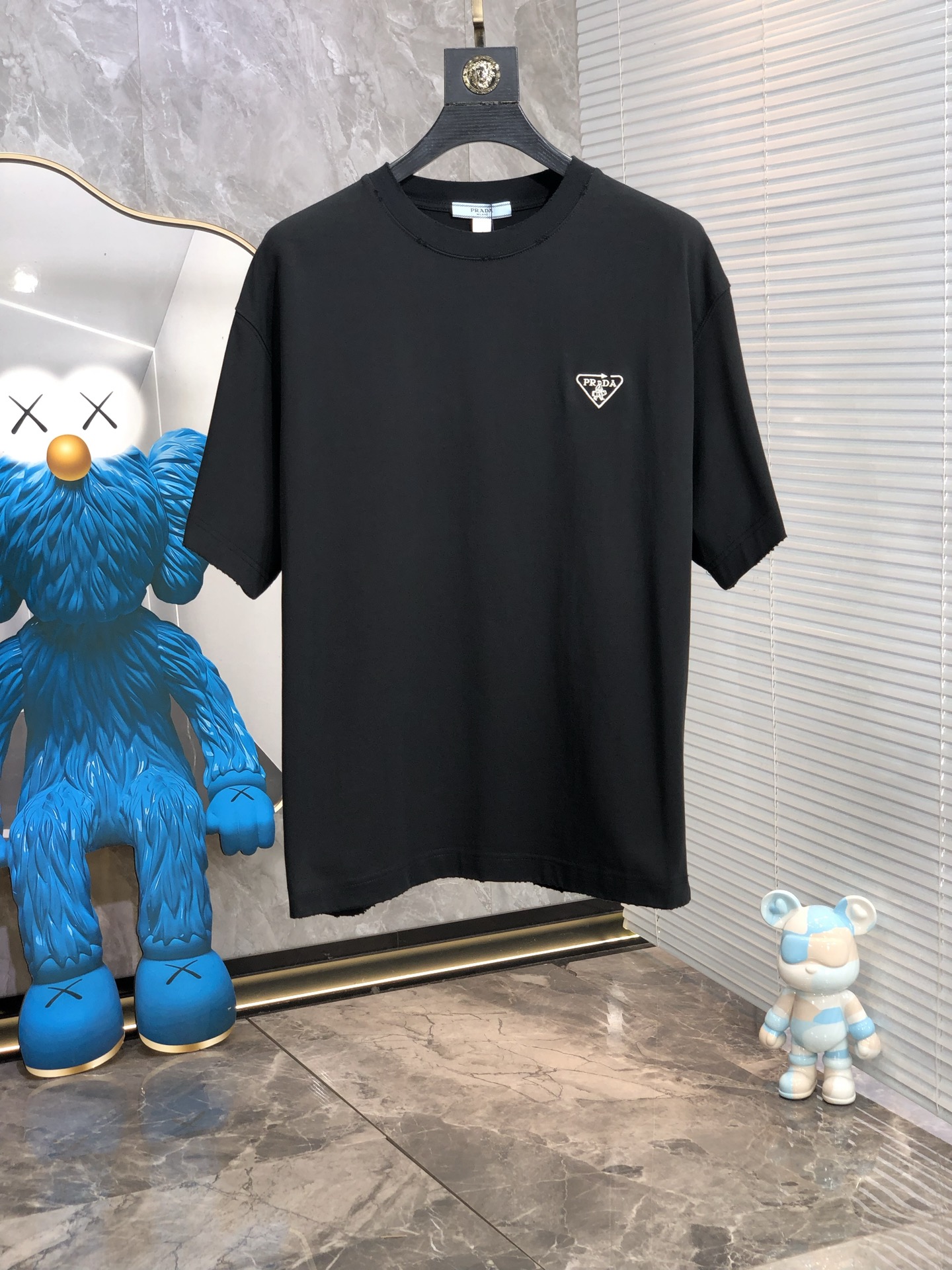 NO:154651,.Prada. Top products 2025 spring and summer new first-time counter latest short-sleeved round-neck T-shirt, high-end customization, avant-garde and fashionable design!  Brand logo heavy craftsmanship design, high-end customized original European cotton fabric, soft feel, comfortable to wear, b counter-level exquisite car line, fine workmanship, invincible and handsome upper body effect!  G-stylish men's essential items!  Code number M-4xL.m wear 175/130, prada, T-shirt,tees, t-shirt,alexander wang19860909.普拉达.顶级货品2025春夏新款首发专柜最新款短袖圆领T恤 高端订制 设计前卫时尚！品牌logo重工艺设计 高端定制原版欧棉面料.手感柔软.穿着舒适.b专柜级别精致车线.做工精细.上身效果无敌帅气！g型男必备单品！码数M-4xL.m穿175/130,,prada,T-shirt,tees，t-shirt,alexander wang,Men's clothing