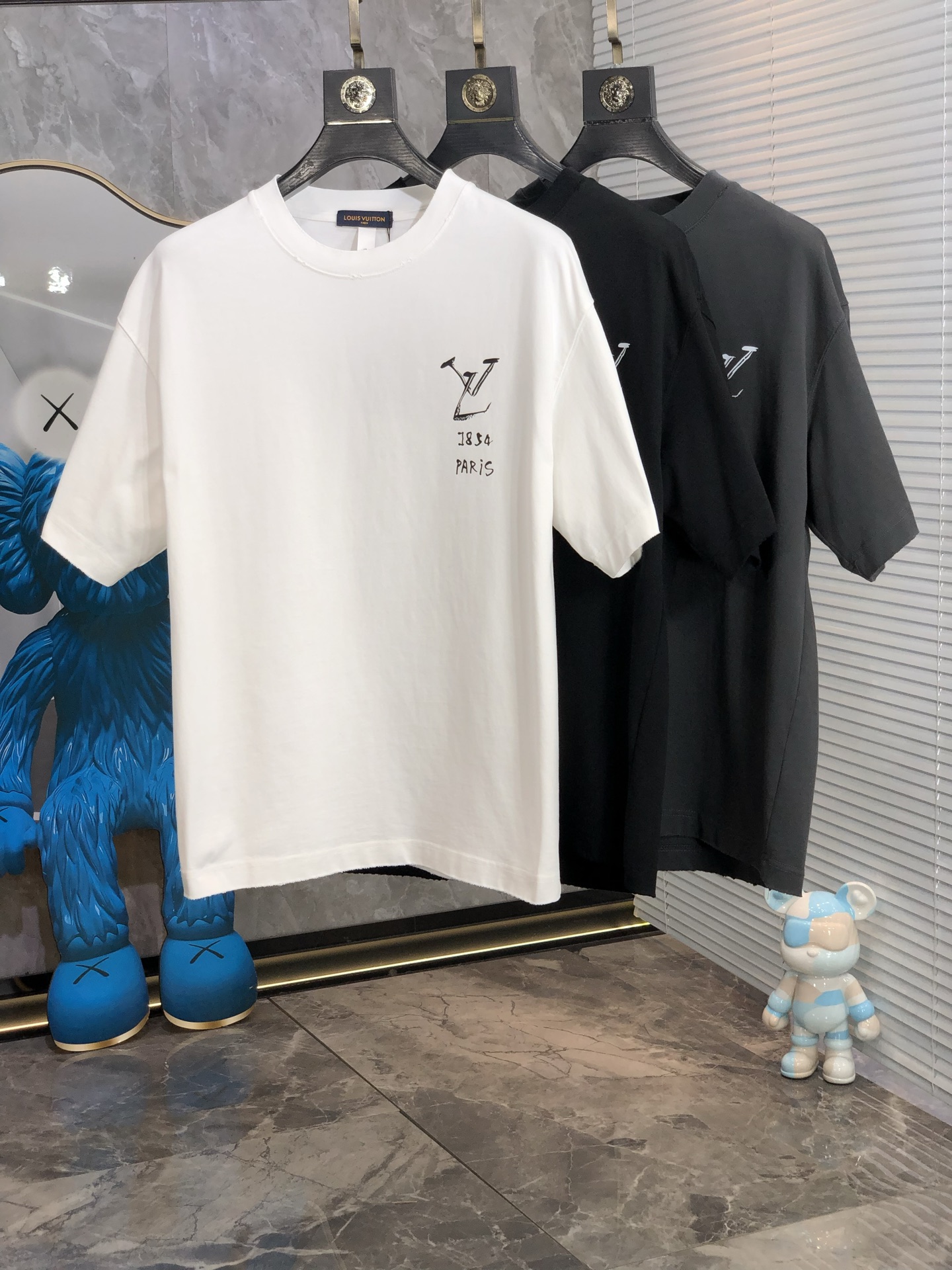 NO:154615,.Lv. Top products 2025 spring and summer new style first-time counter latest short-sleeved round-neck T-shirt, high-end customization, avant-garde and fashionable design!  Brand logo heavy craftsmanship design, high-end customized original European cotton fabric, soft feel, comfortable to wear, b counter-level exquisite car line, fine workmanship, invincible and handsome upper body effect!  G-stylish men's essential items!  Count M-4xL.m wear 175/130, louis vuitton, T-shirt,tees, t-shirt,alexander wang19860909.Lv.顶级货品2025春夏新款首发专柜最新款短袖圆领T恤 高端订制 设计前卫时尚！品牌logo重工艺设计 高端定制原版欧棉面料.手感柔软.穿着舒适.b专柜级别精致车线.做工精细.上身效果无敌帅气！g型男必备单品！码数M-4xL.m穿175/130,,louis vuitton,T-shirt,tees，t-shirt,alexander wang,Men's clothing